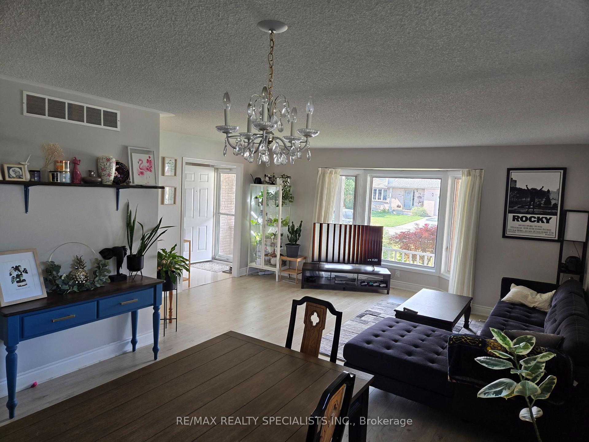 Photo 3 of 16 Farmington Drive E, St. Thomas — HOMEH