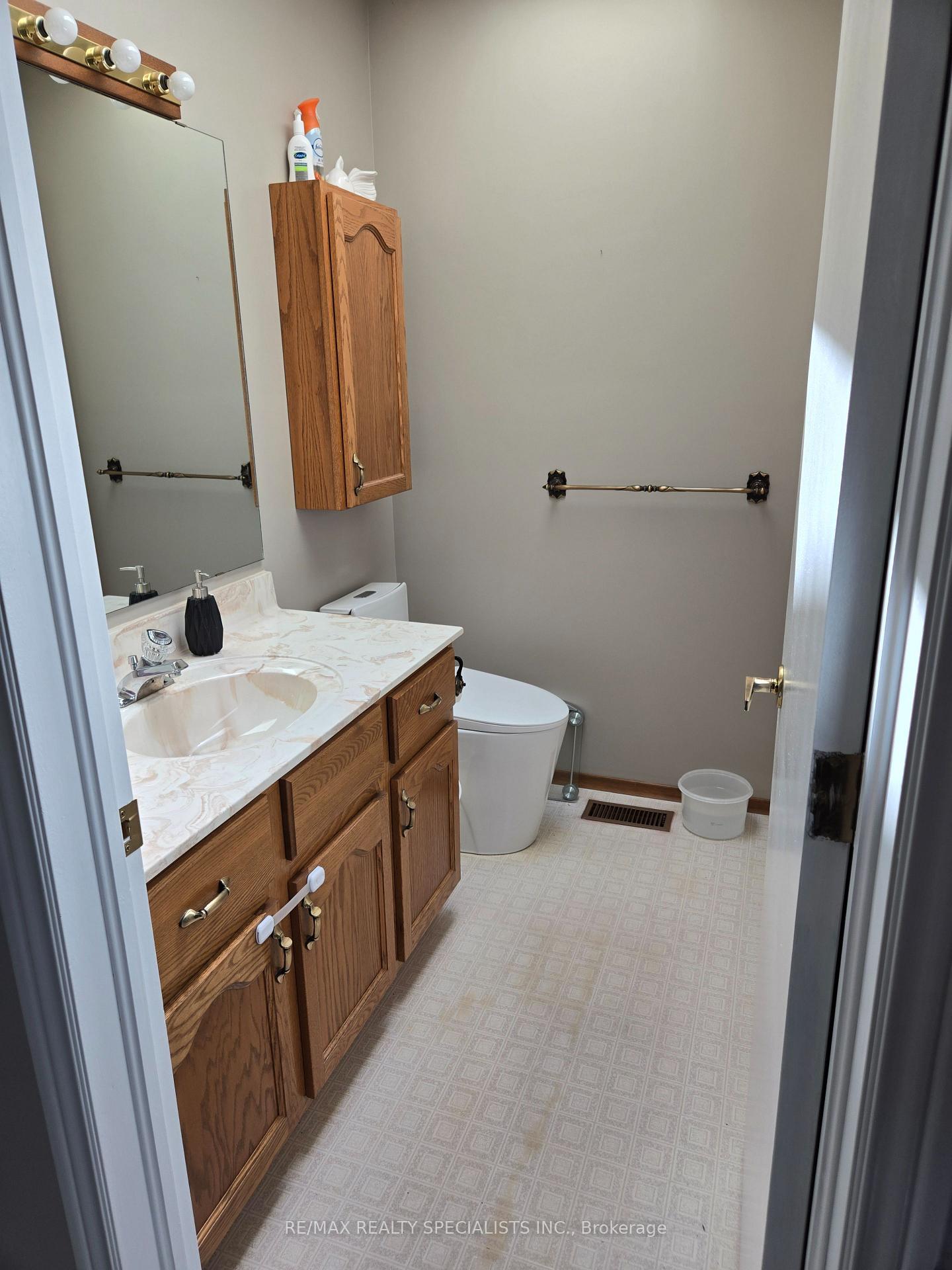 Photo 7 of 16 Farmington Drive E, St. Thomas — HOMEH