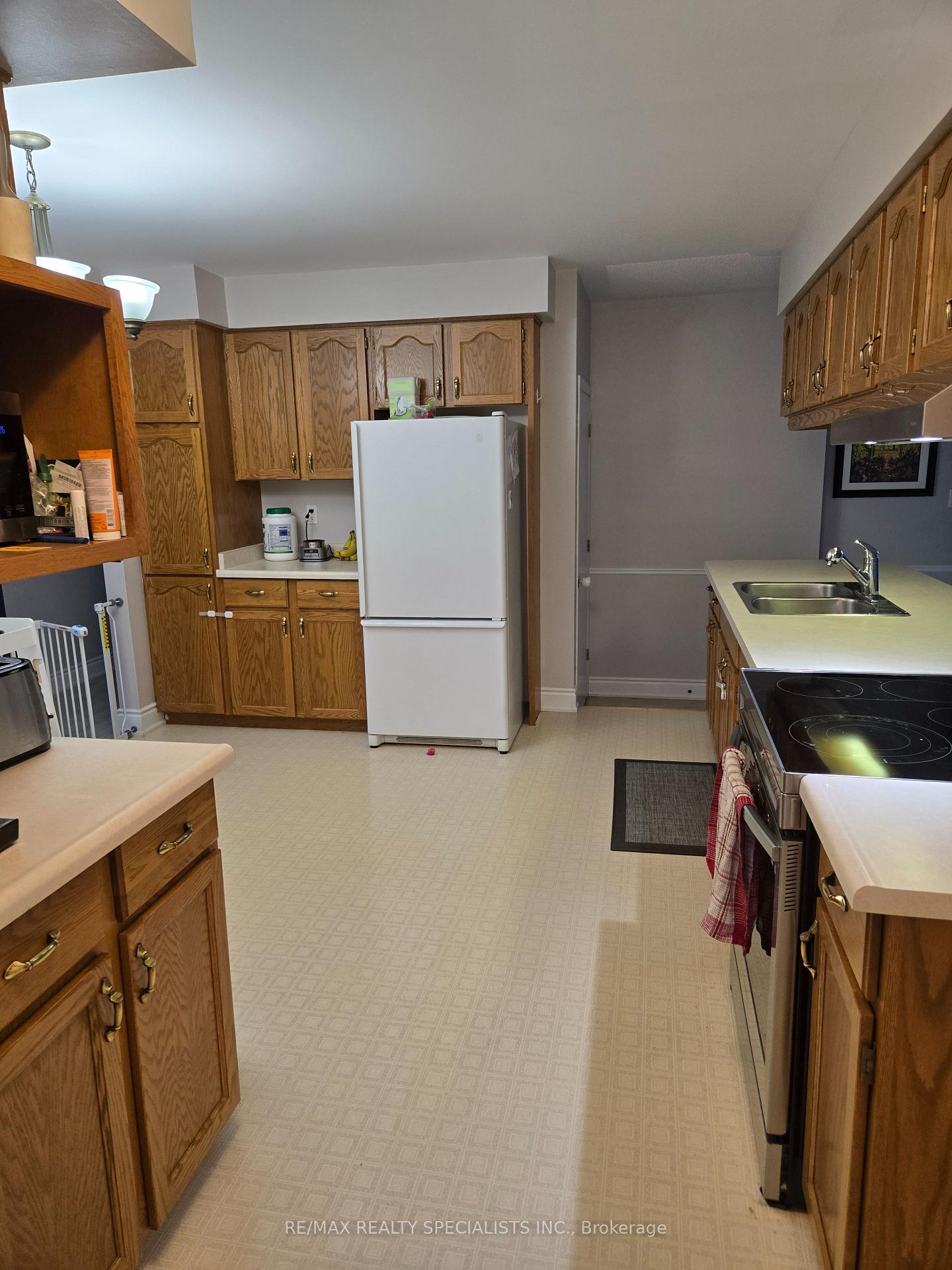 Photo 9 of 16 Farmington Drive E, St. Thomas — HOMEH