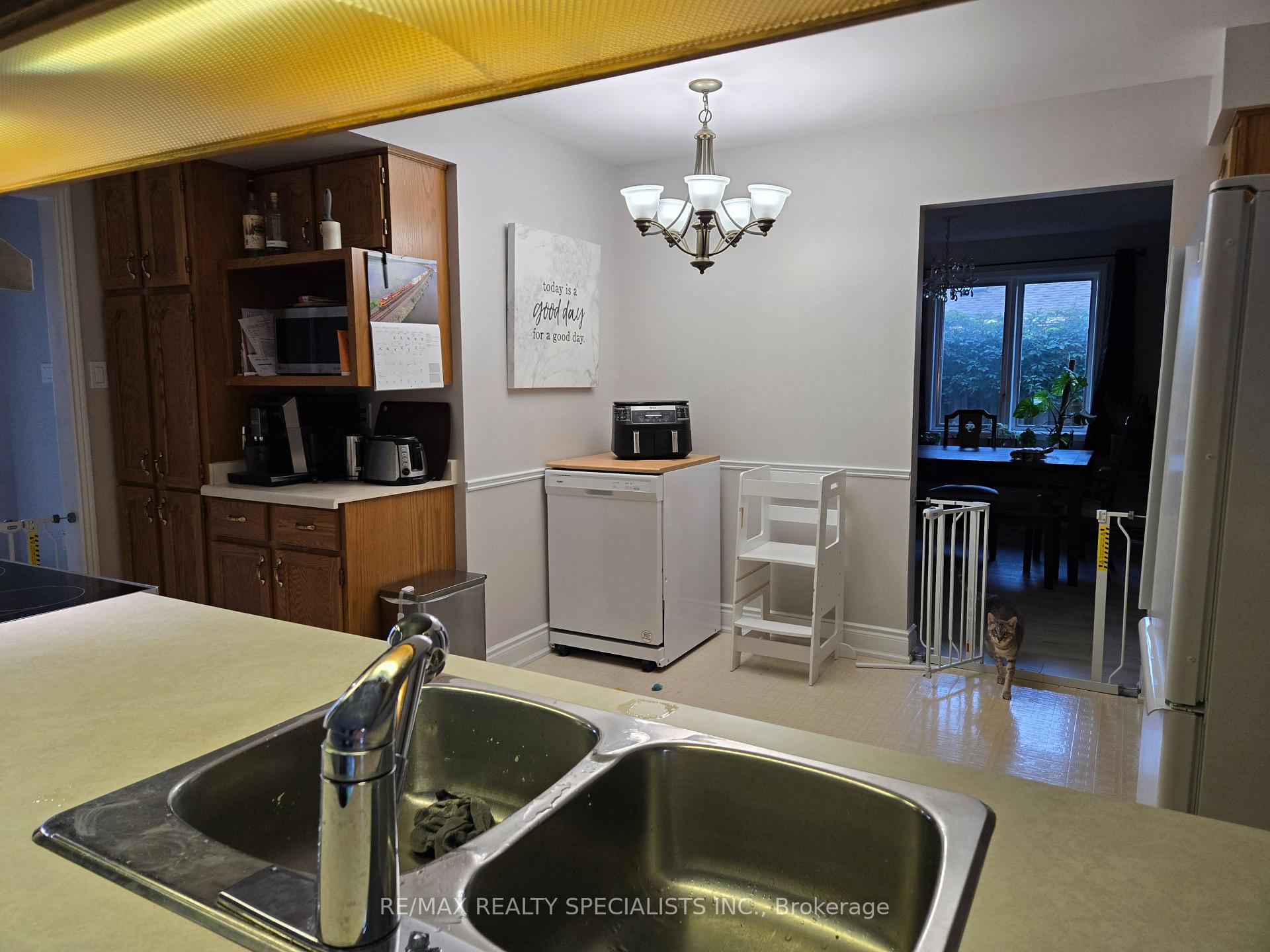 Photo 11 of 16 Farmington Drive E, St. Thomas — HOMEH