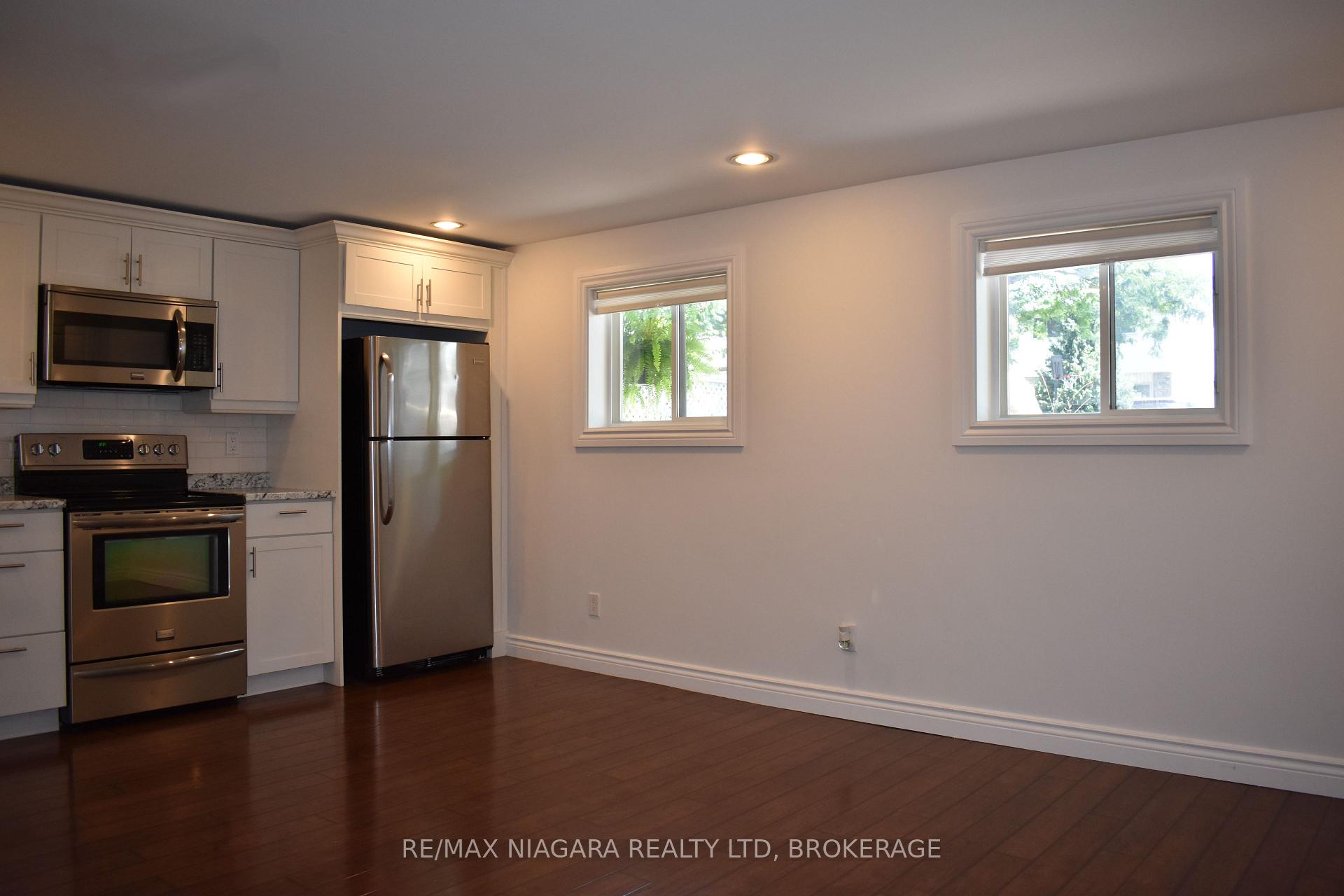 Photo 3 of 34 Barry Street, St. Catharines, Haig — HOMEH