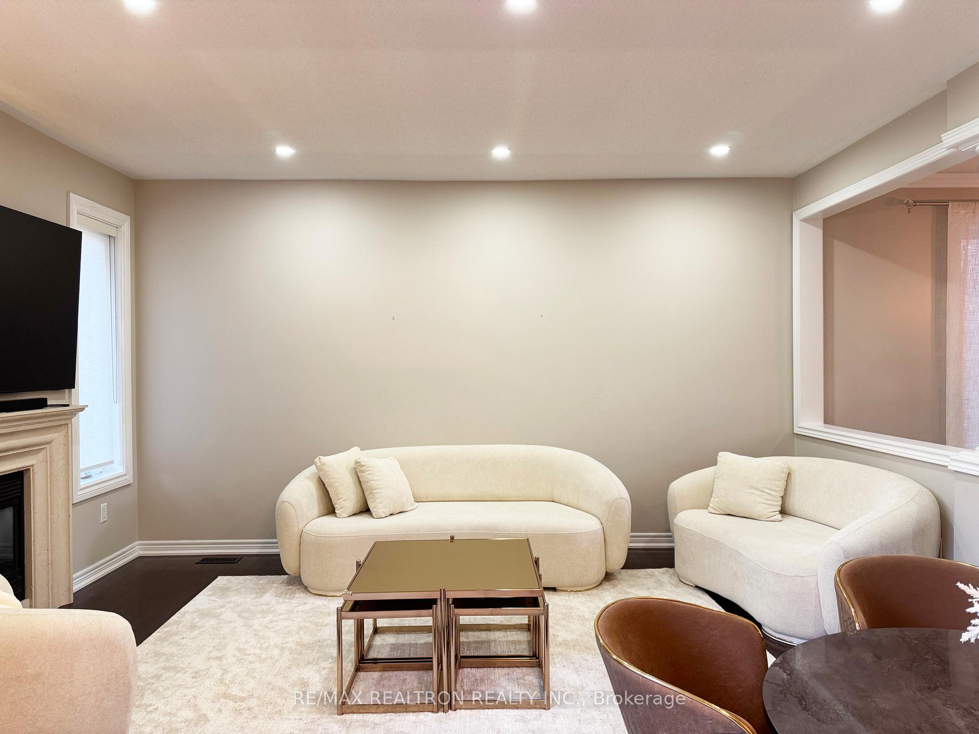 Photo 5 of 109 Thomas Legge Crescent, Richmond Hill, Oak Ridges — HOMEH