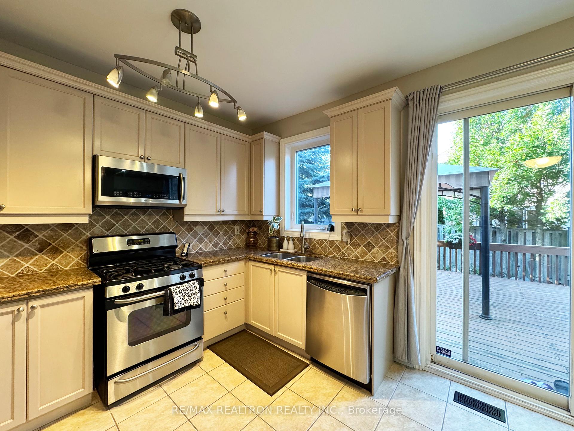 Photo 11 of 109 Thomas Legge Crescent, Richmond Hill, Oak Ridges — HOMEH