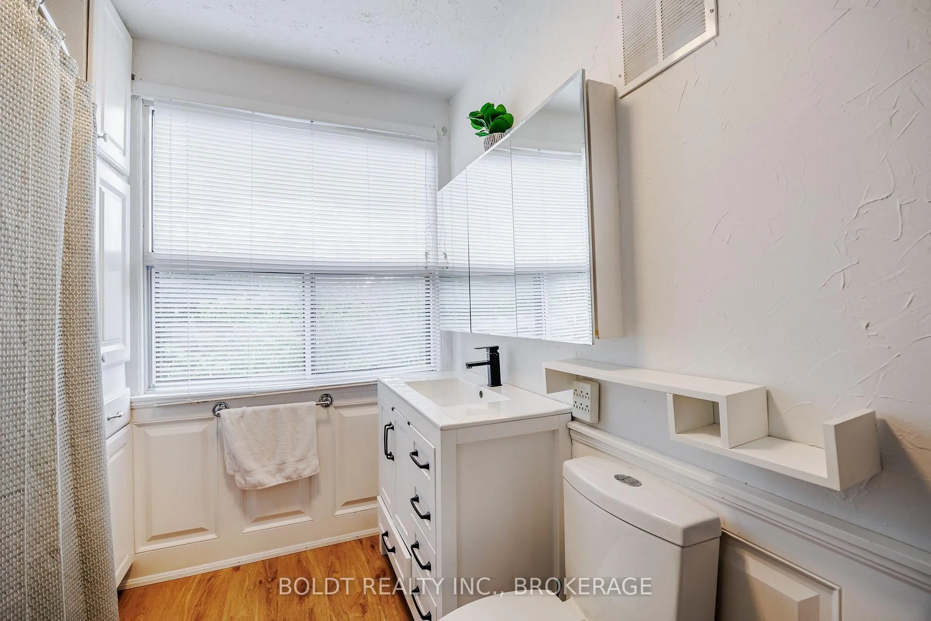 Photo 12 of 720 Niagara Street, St. Catharines, Bunting/Linwell — HOMEH
