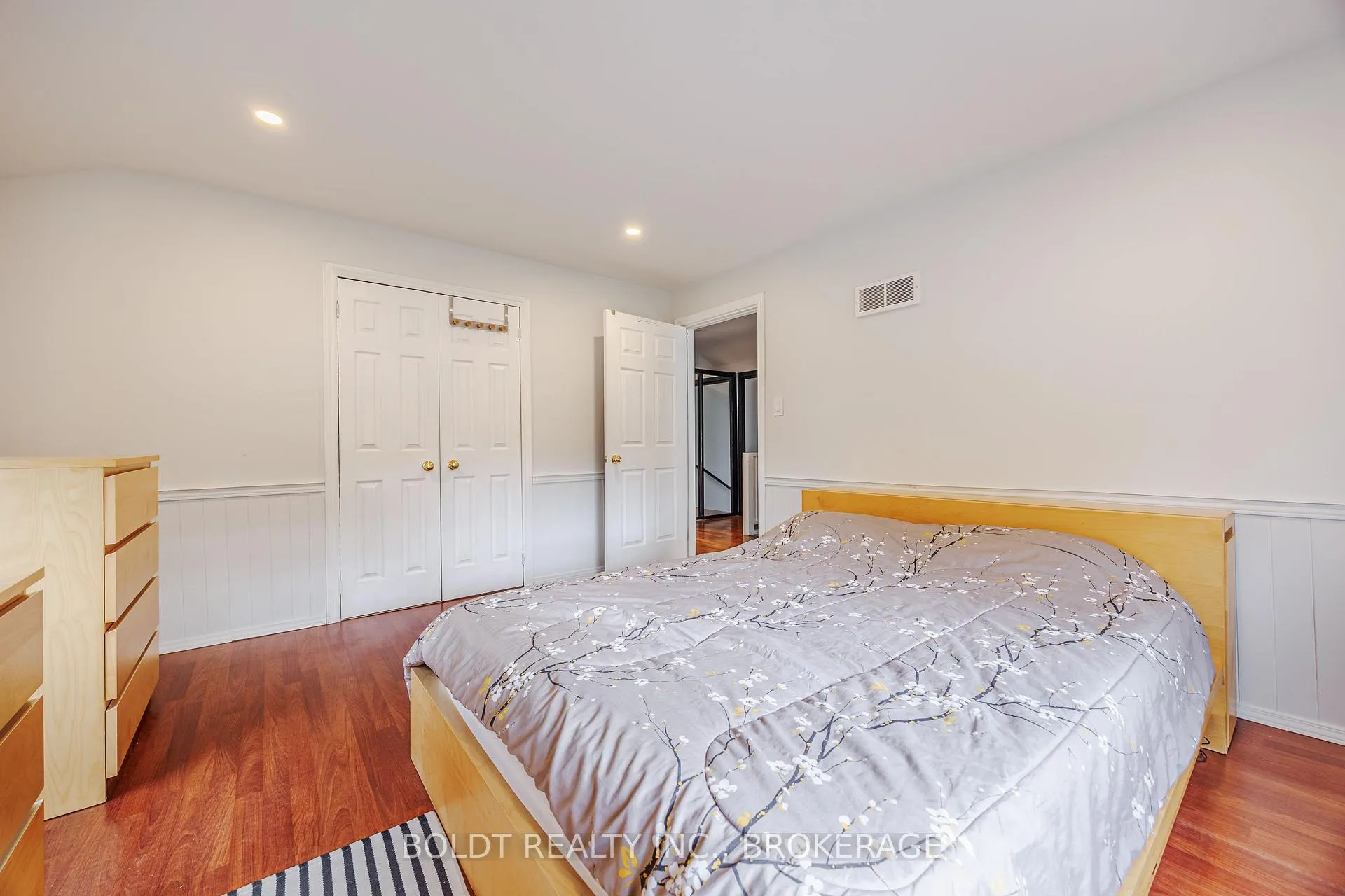 Photo 15 of 720 Niagara Street, St. Catharines, Bunting/Linwell — HOMEH