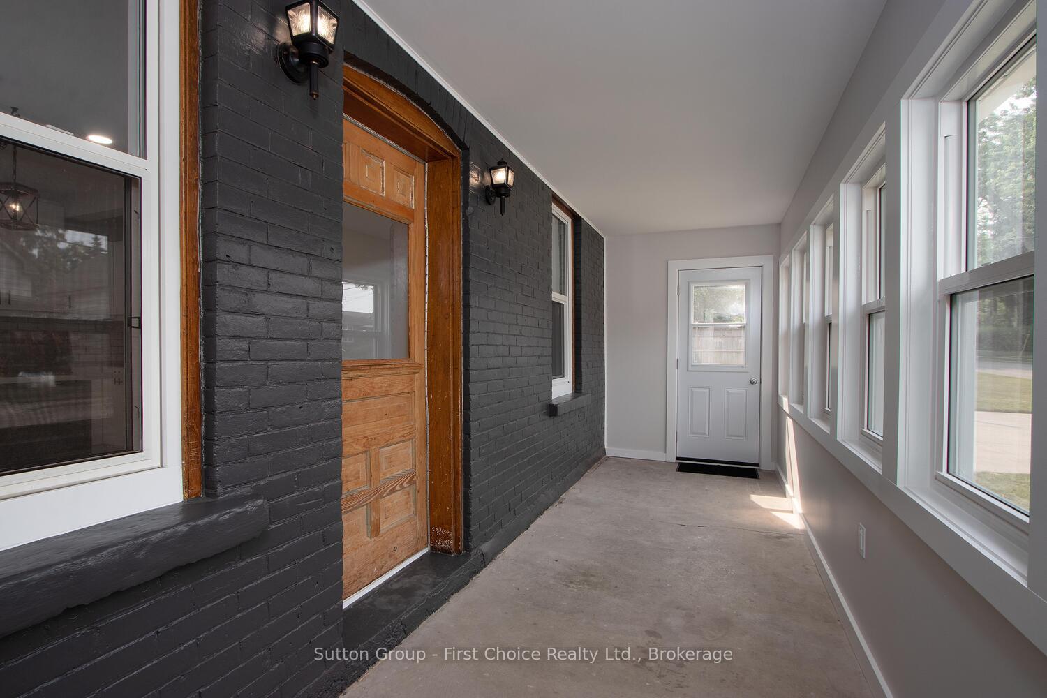 Photo 5 of 307 Nelson Street, Stratford — HOMEH