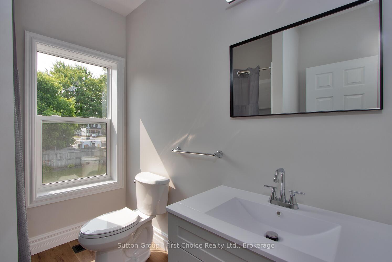 Photo 32 of 307 Nelson Street, Stratford — HOMEH