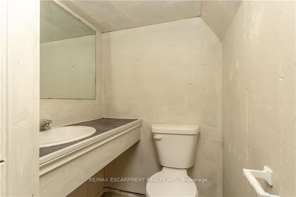 Photo 19 of 44 St. Peter Street, St. Catharines, Burleigh Hill — HOMEH