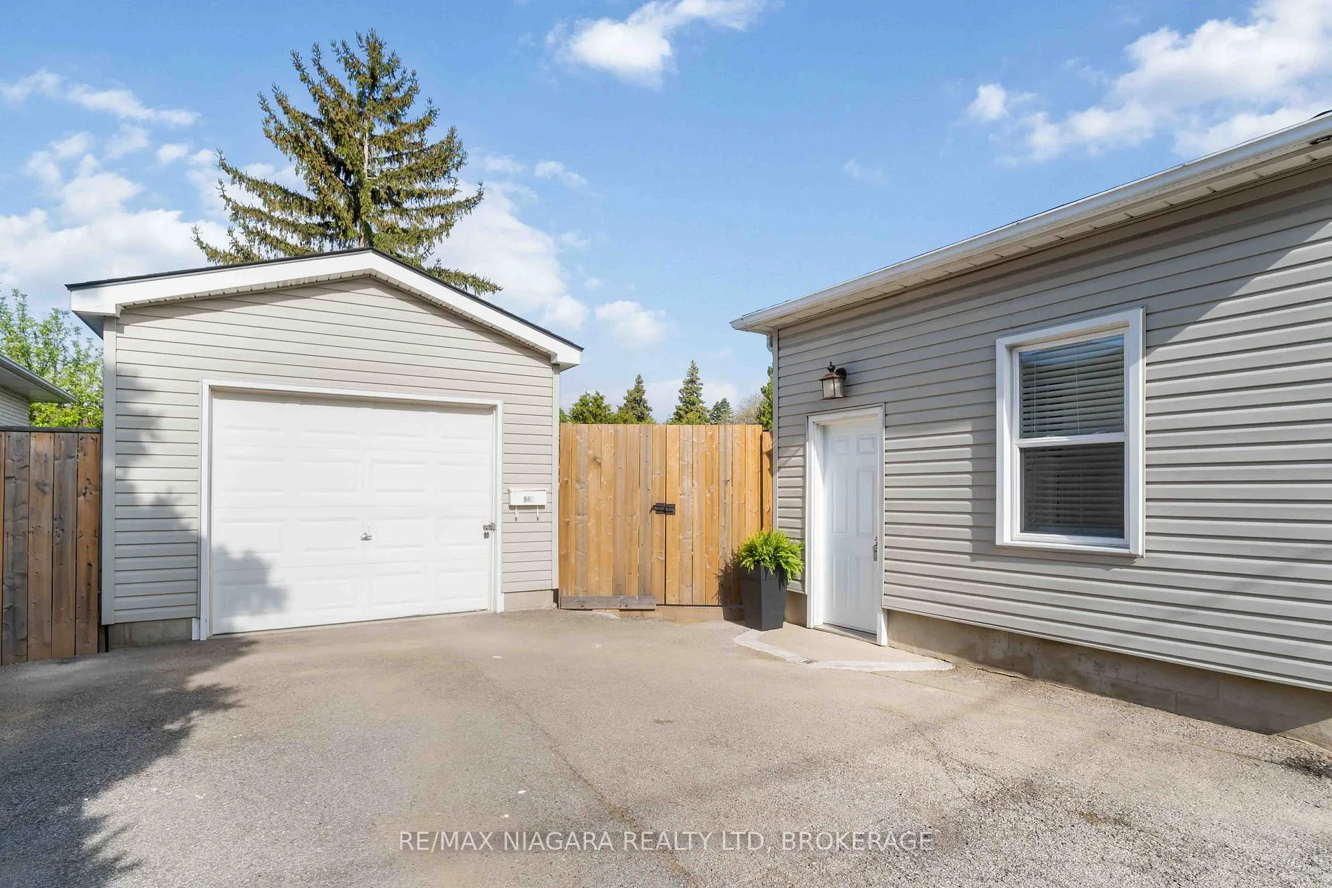 Photo 3 of 543 Vine Street, St. Catharines, Vine/Linwell — HOMEH