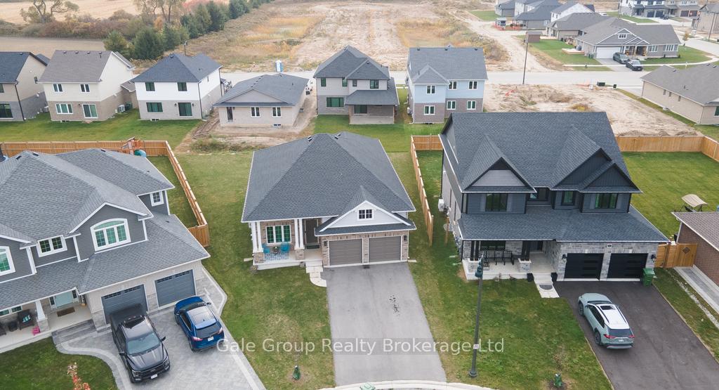 Photo 2 of 9 Clover Circle, St. Thomas — HOMEH