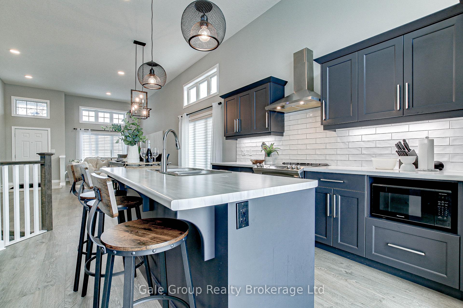 Photo 11 of 9 Clover Circle, St. Thomas — HOMEH
