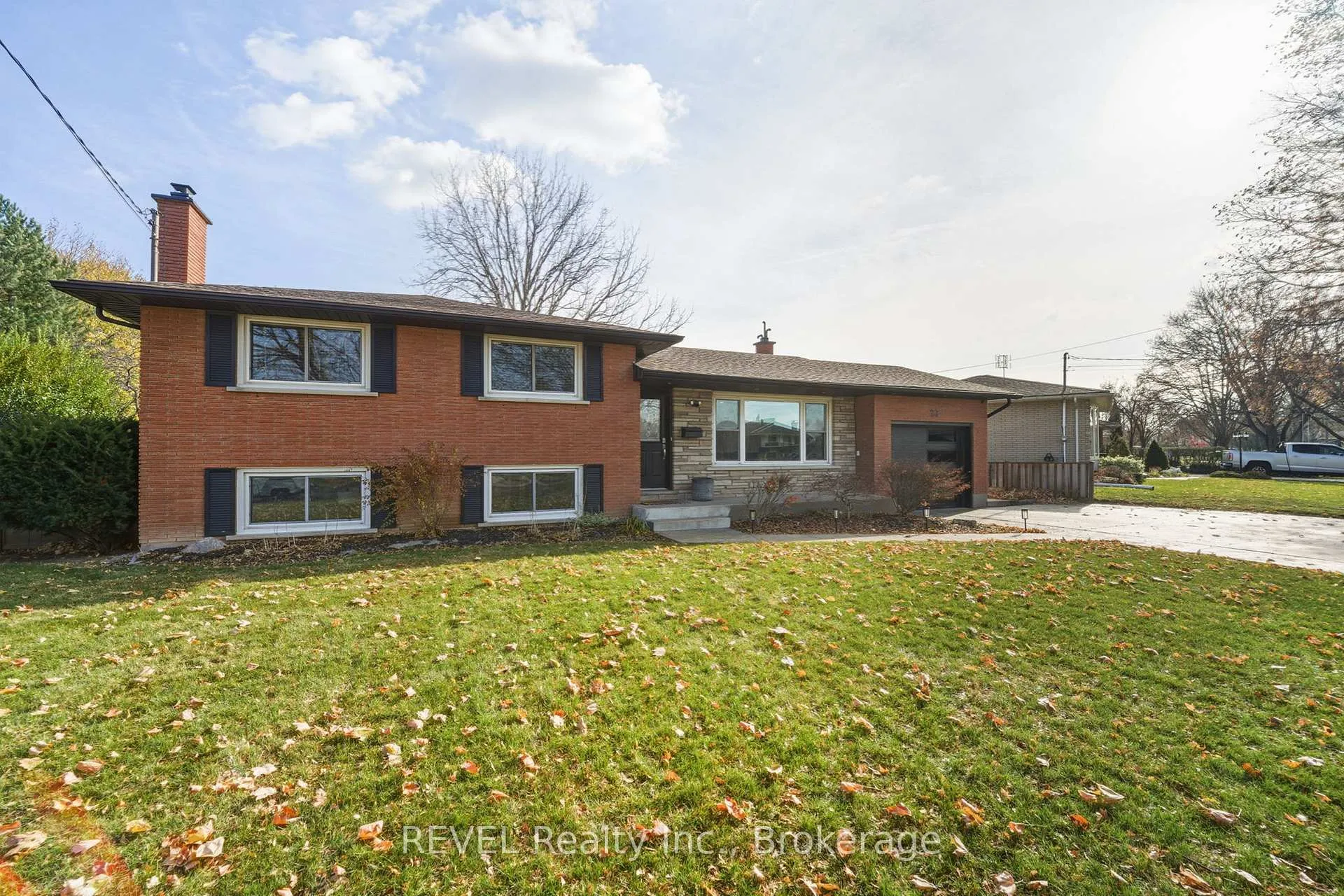 Photo 3 of 20 Bishops Road, St. Catharines, Vine/Linwell — HOMEH