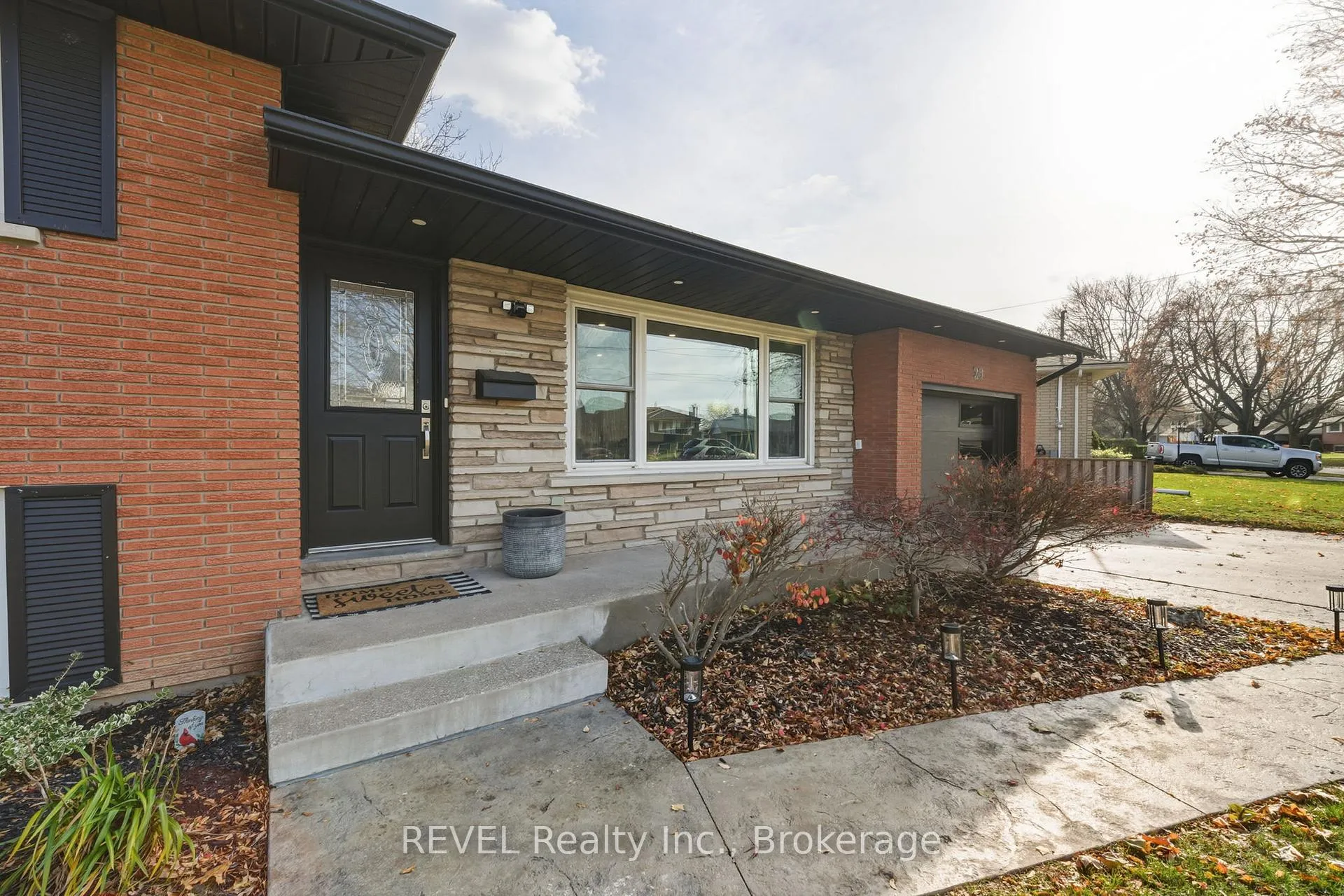 Photo 4 of 20 Bishops Road, St. Catharines, Vine/Linwell — HOMEH