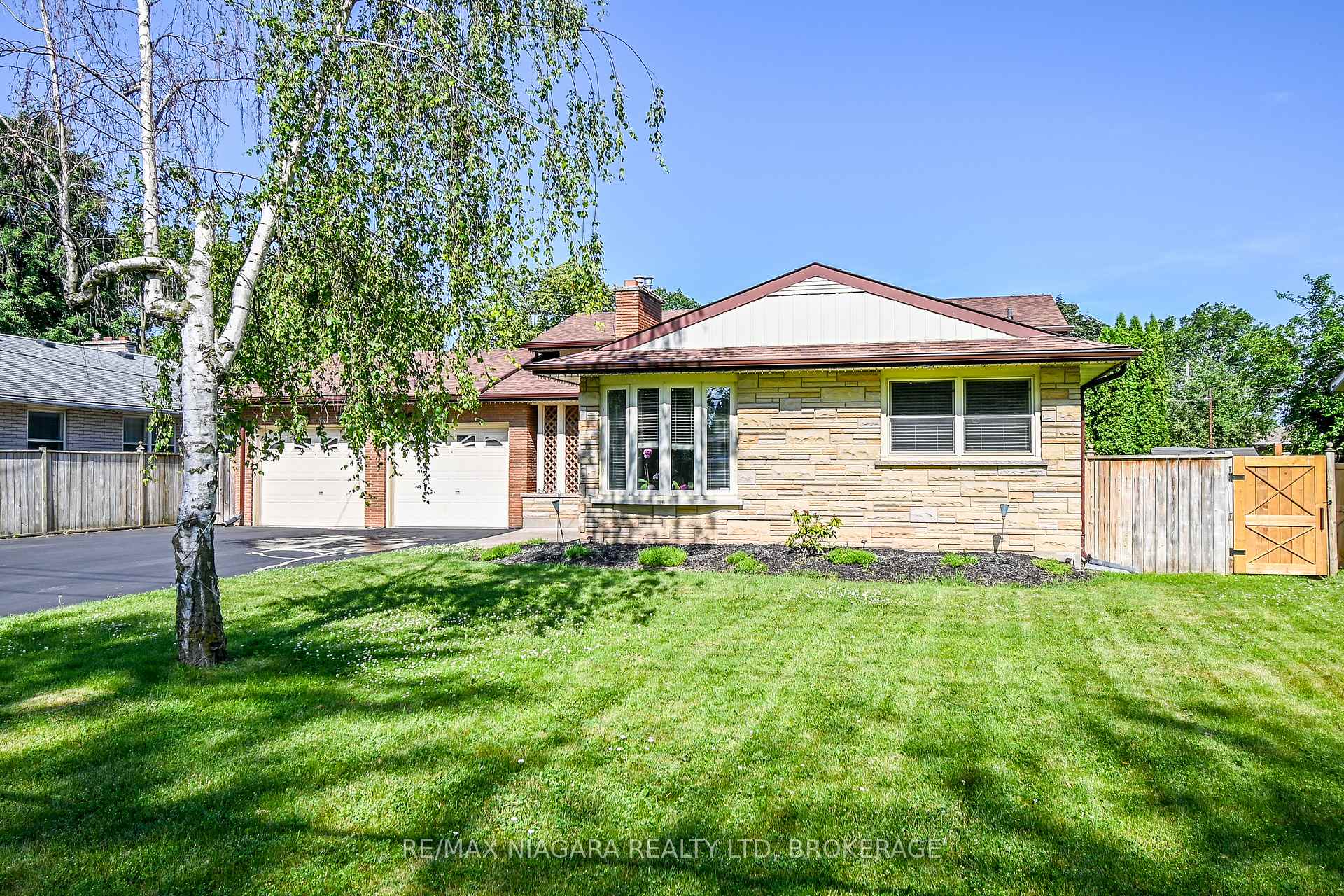 Photo 1 of 679 Niagara Street, St. Catharines, Vine/Linwell — HOMEH