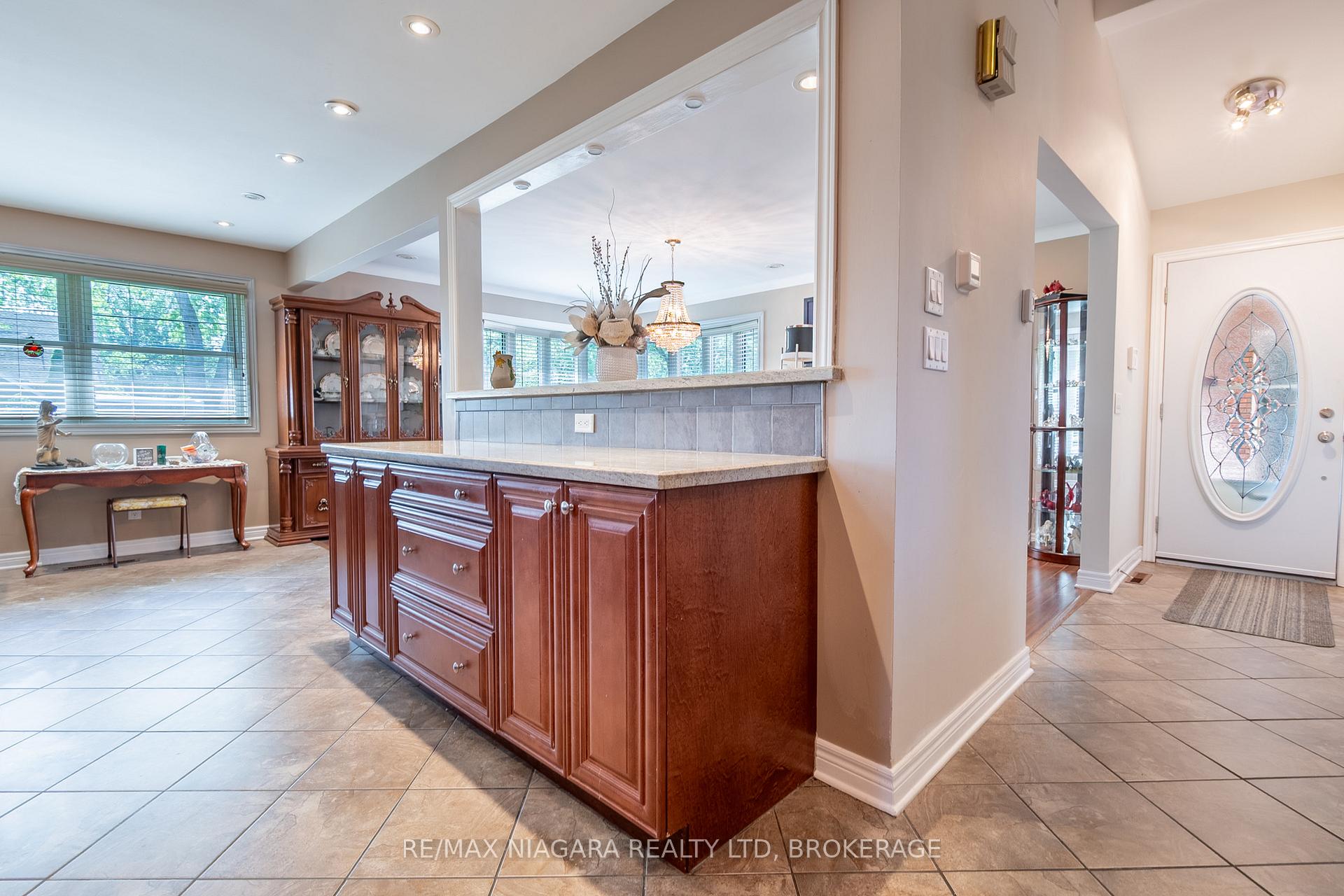 Photo 5 of 679 Niagara Street, St. Catharines, Vine/Linwell — HOMEH