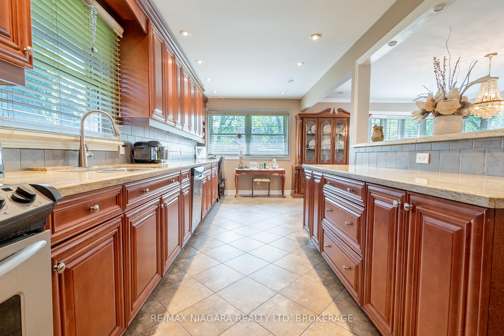 Photo 6 of 679 Niagara Street, St. Catharines, Vine/Linwell — HOMEH