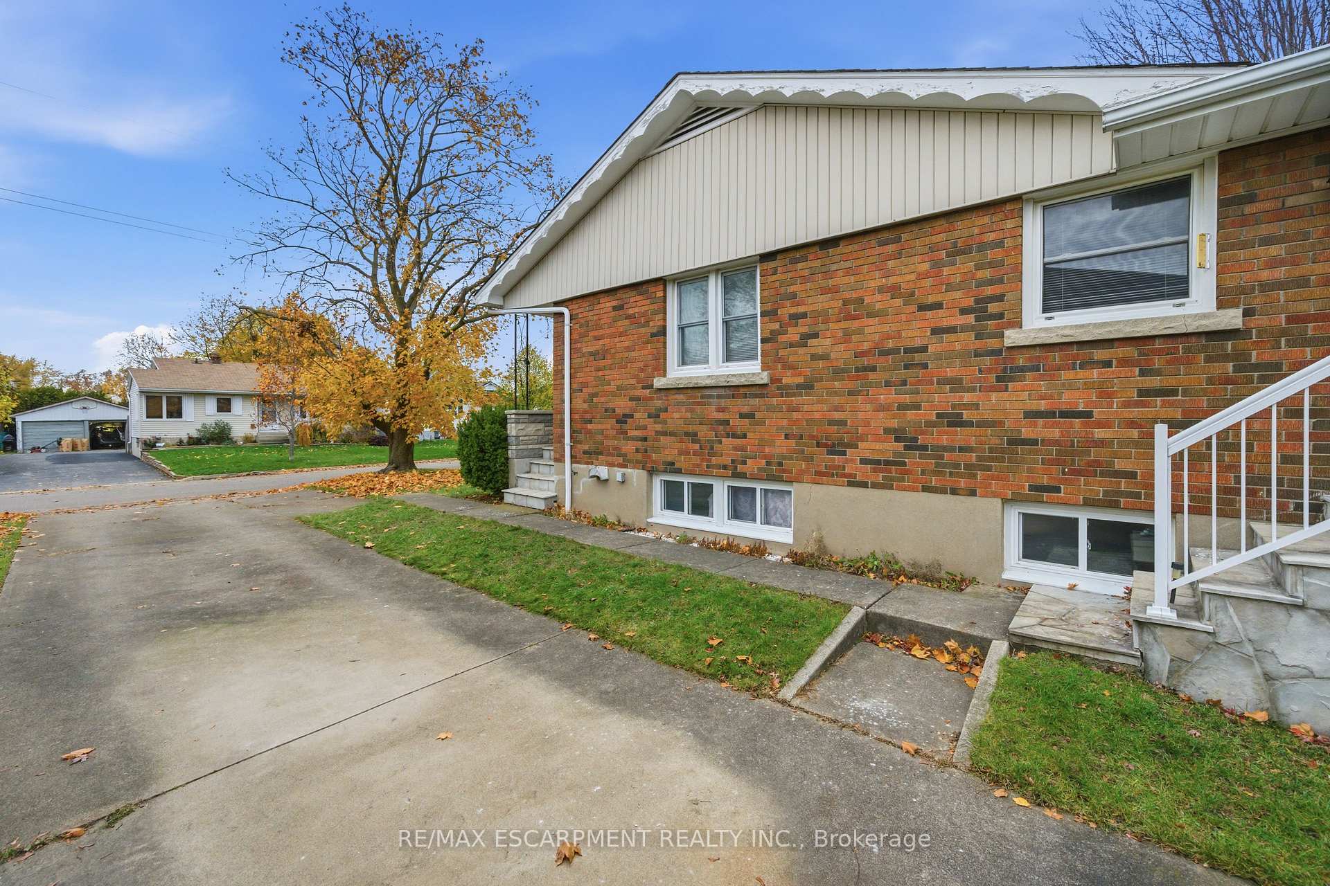 Photo 3 of 8 Fawell Avenue, St. Catharines, Grapeview — HOMEH