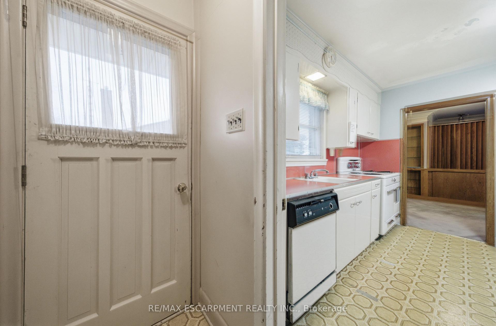 Photo 9 of 8 Fawell Avenue, St. Catharines, Grapeview — HOMEH