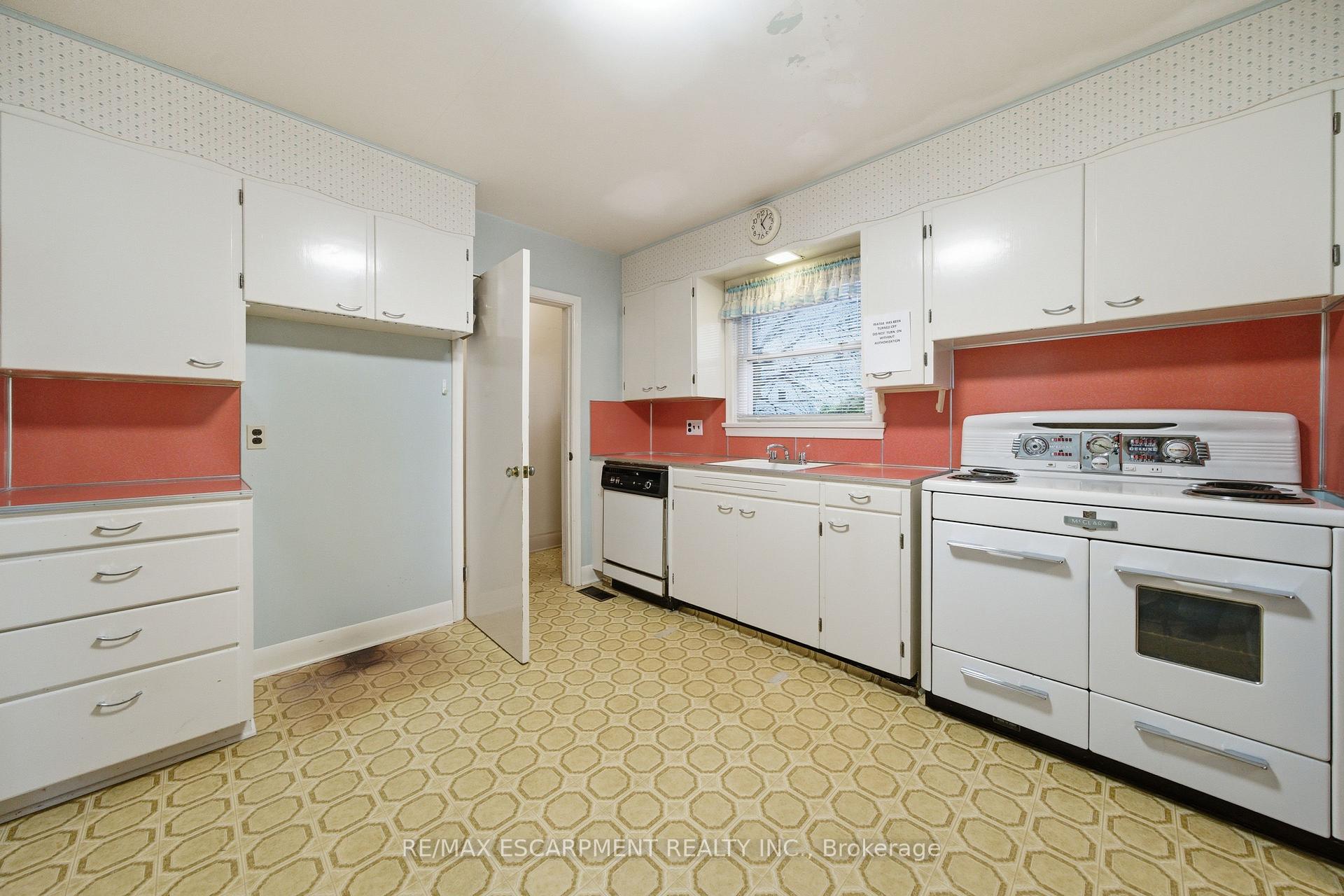 Photo 10 of 8 Fawell Avenue, St. Catharines, Grapeview — HOMEH
