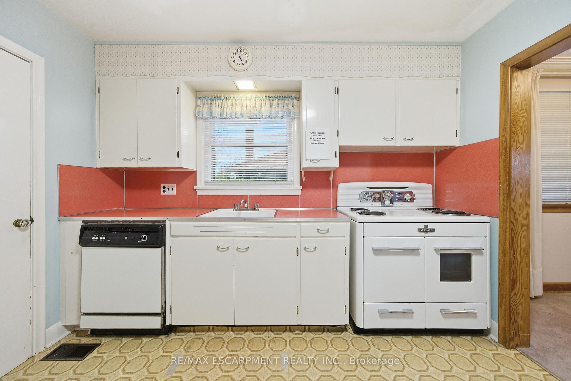 Photo 11 of 8 Fawell Avenue, St. Catharines, Grapeview — HOMEH