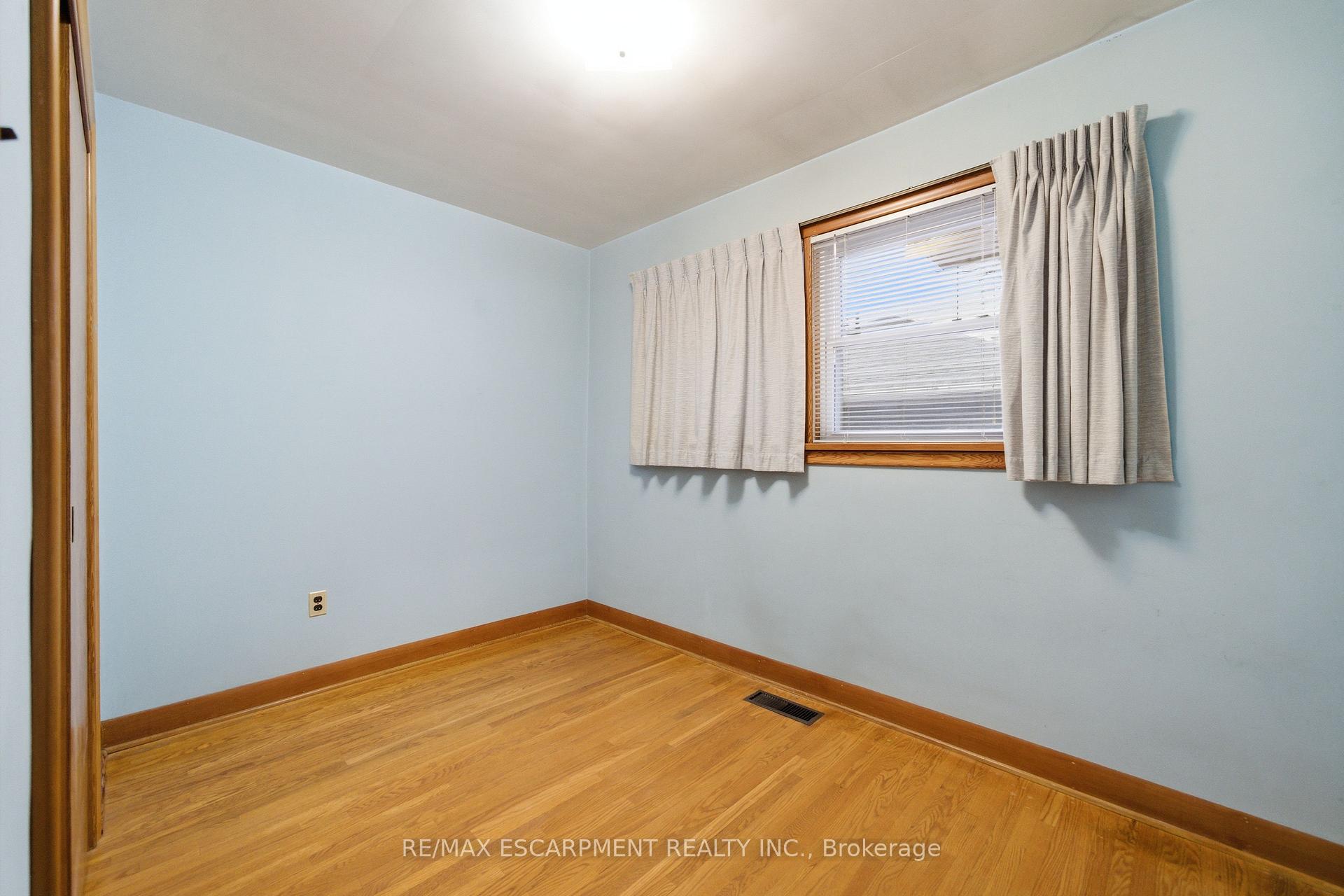 Photo 21 of 8 Fawell Avenue, St. Catharines, Grapeview — HOMEH