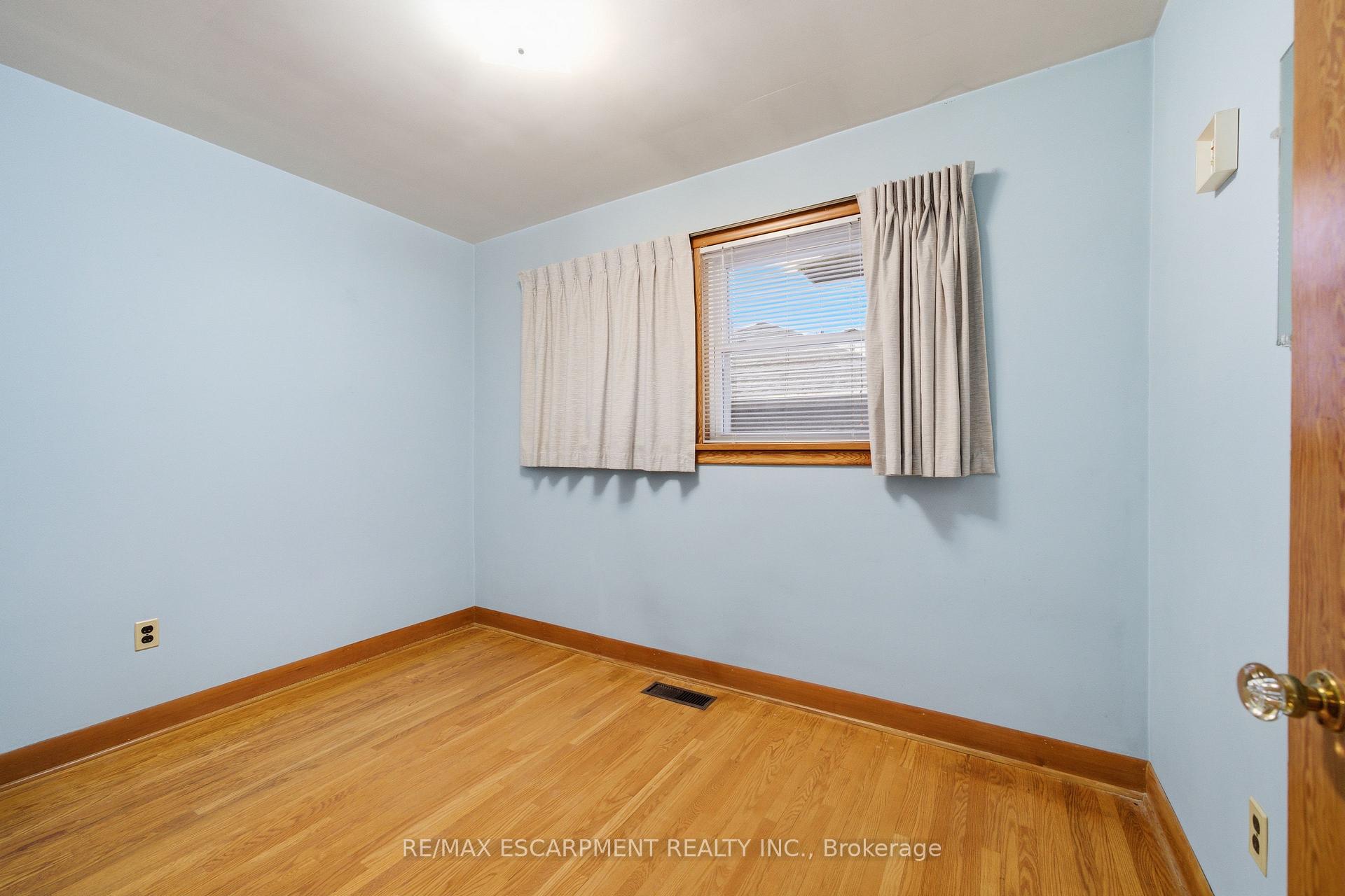 Photo 22 of 8 Fawell Avenue, St. Catharines, Grapeview — HOMEH