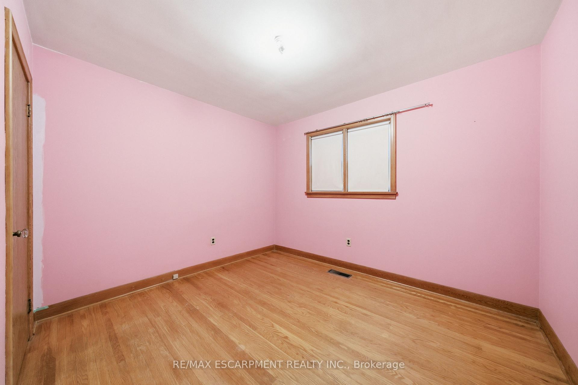 Photo 23 of 8 Fawell Avenue, St. Catharines, Grapeview — HOMEH