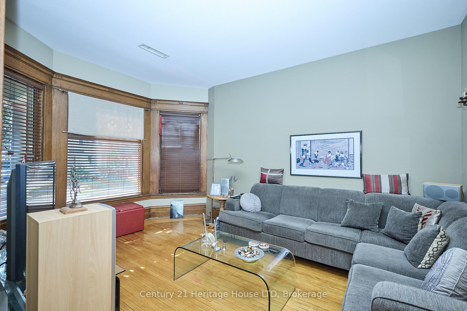 Photo 10 of 8 Montebello Place, St. Catharines, Downtown — HOMEH