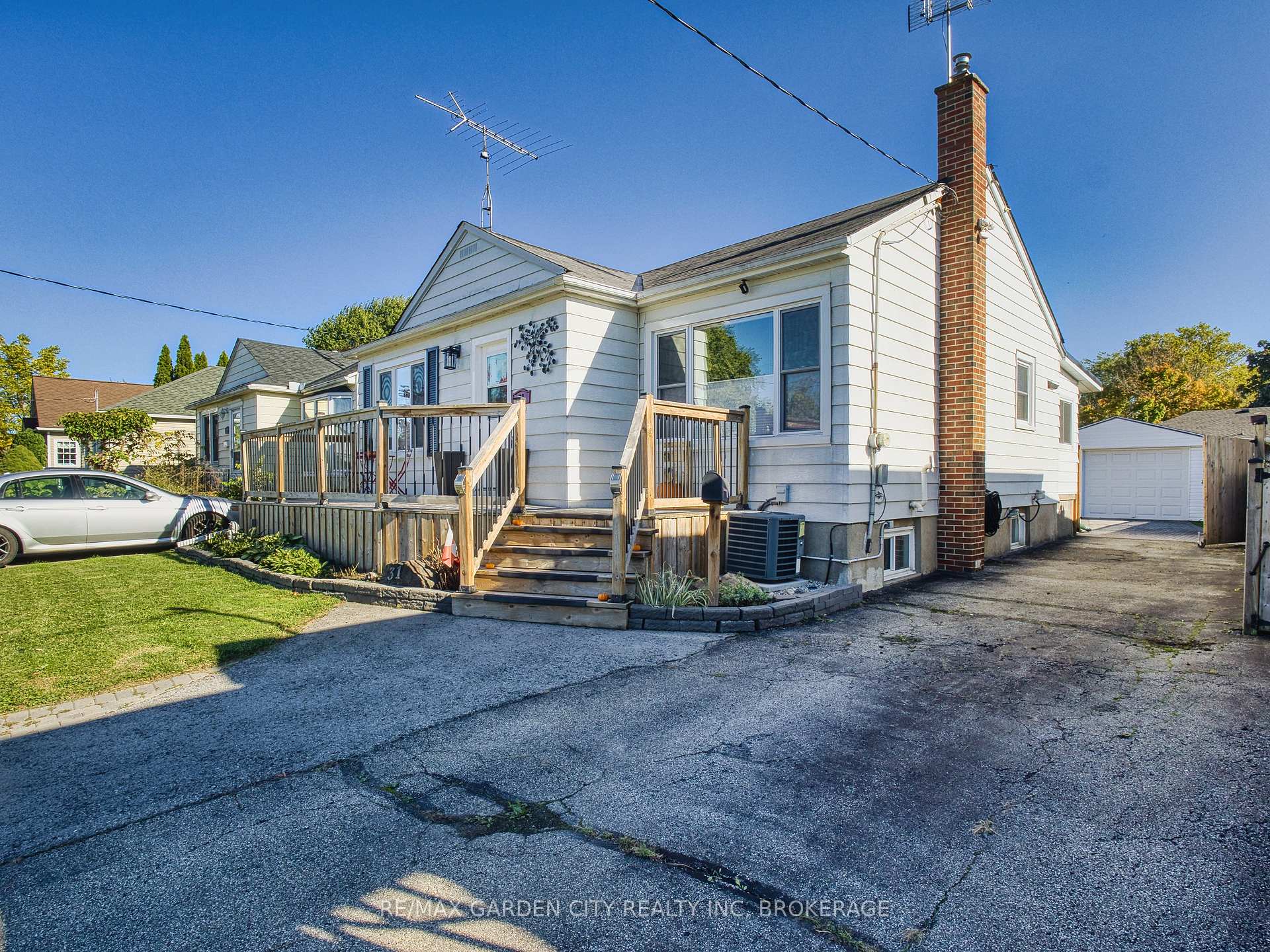 Photo 1 of 31 Bridge Street, St. Catharines, Grapeview — HOMEH