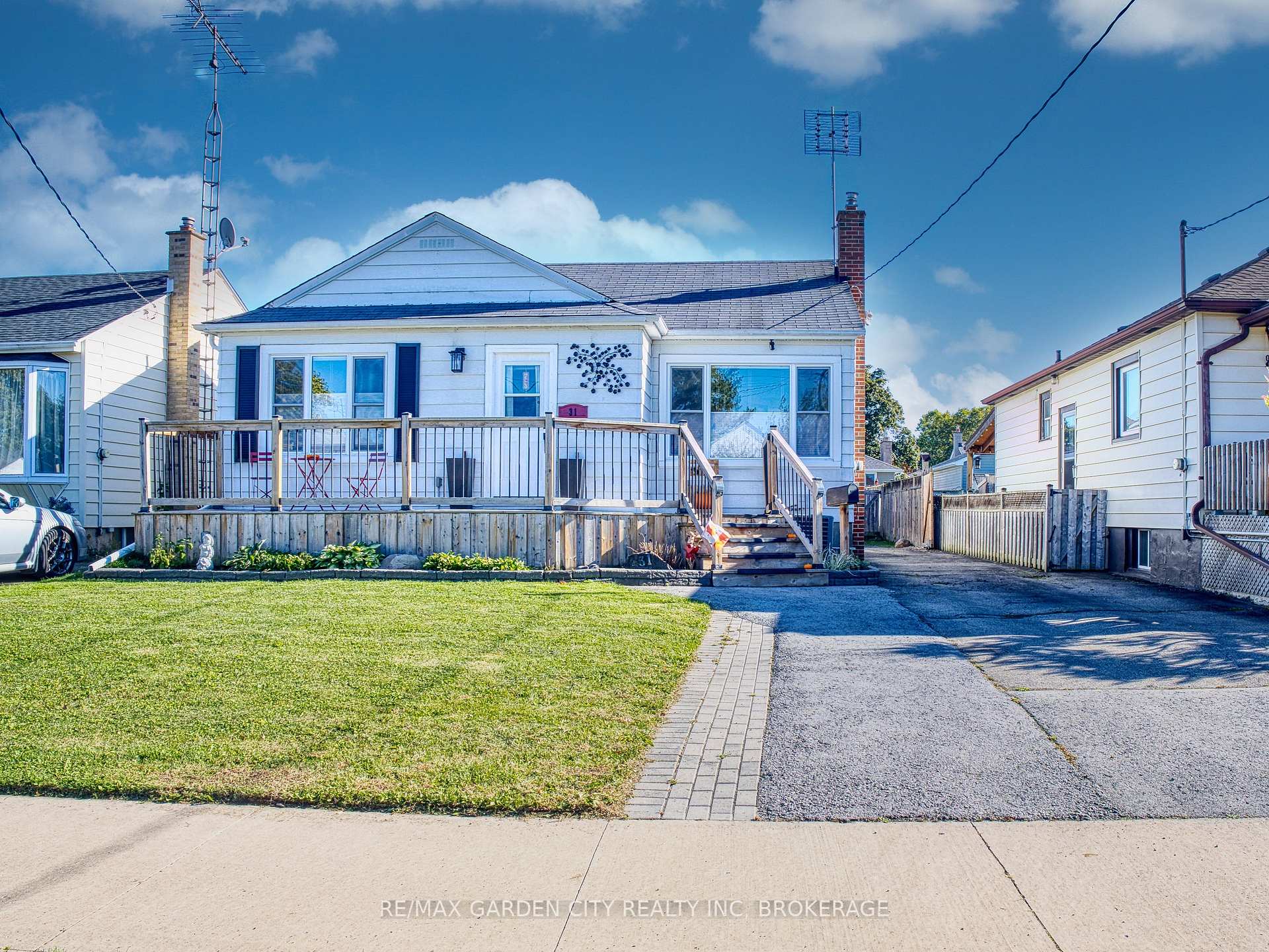 Photo 2 of 31 Bridge Street, St. Catharines, Grapeview — HOMEH