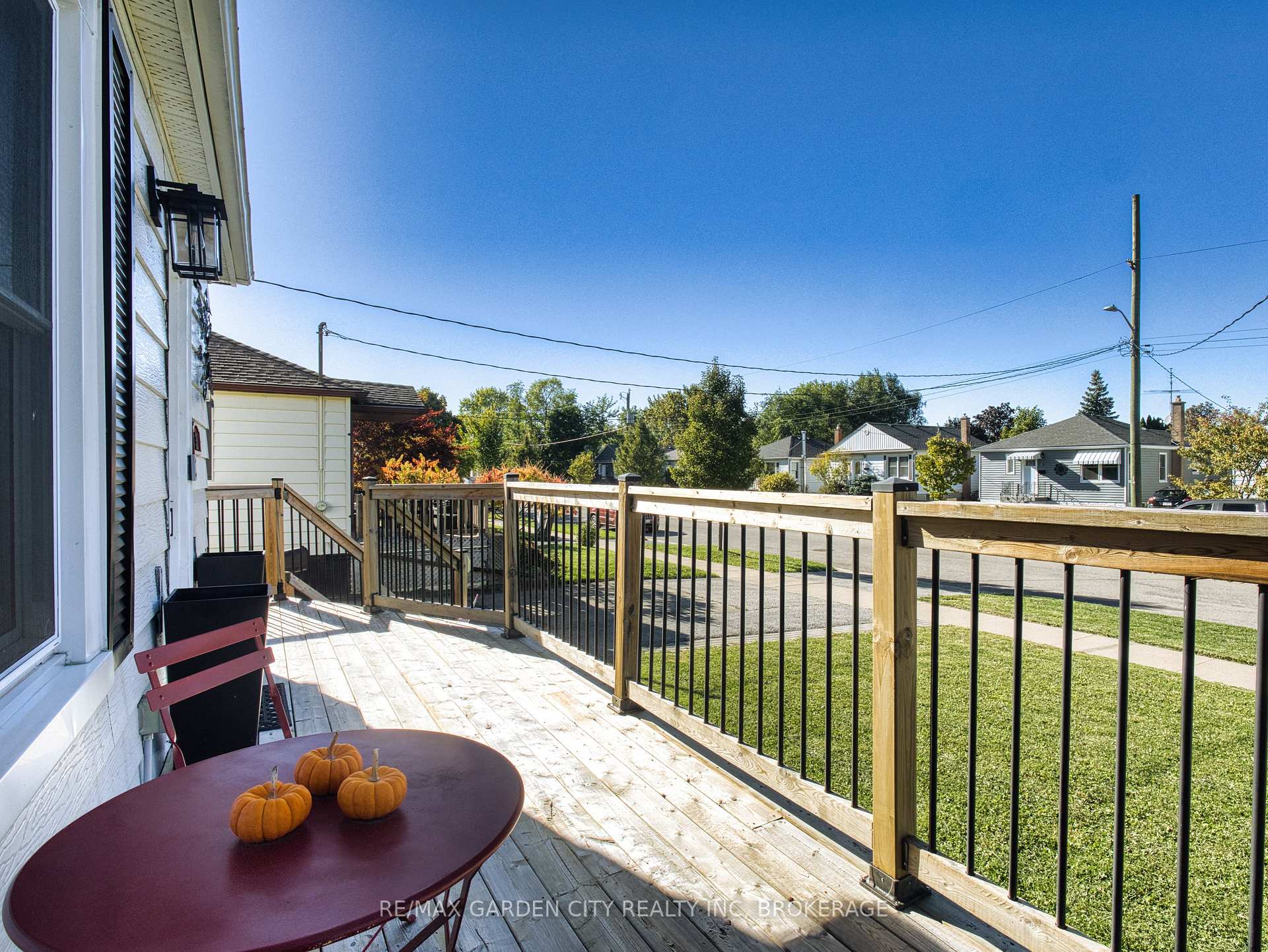 Photo 5 of 31 Bridge Street, St. Catharines, Grapeview — HOMEH