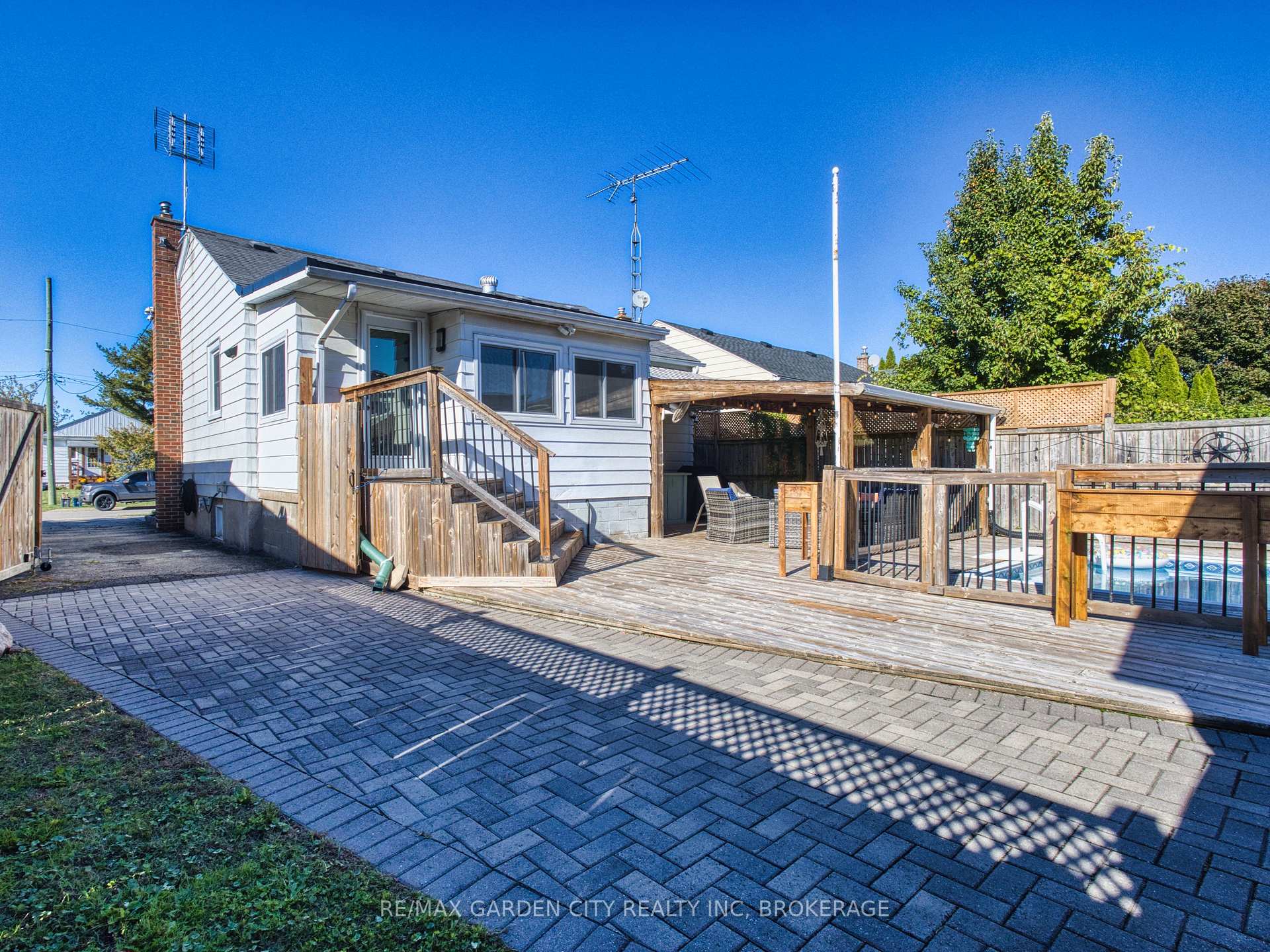 Photo 7 of 31 Bridge Street, St. Catharines, Grapeview — HOMEH