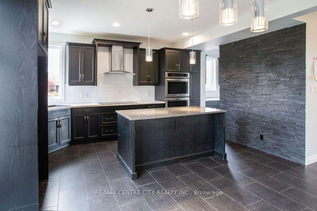 Photo 8 of 7 Turnberry Court, St. Thomas — HOMEH