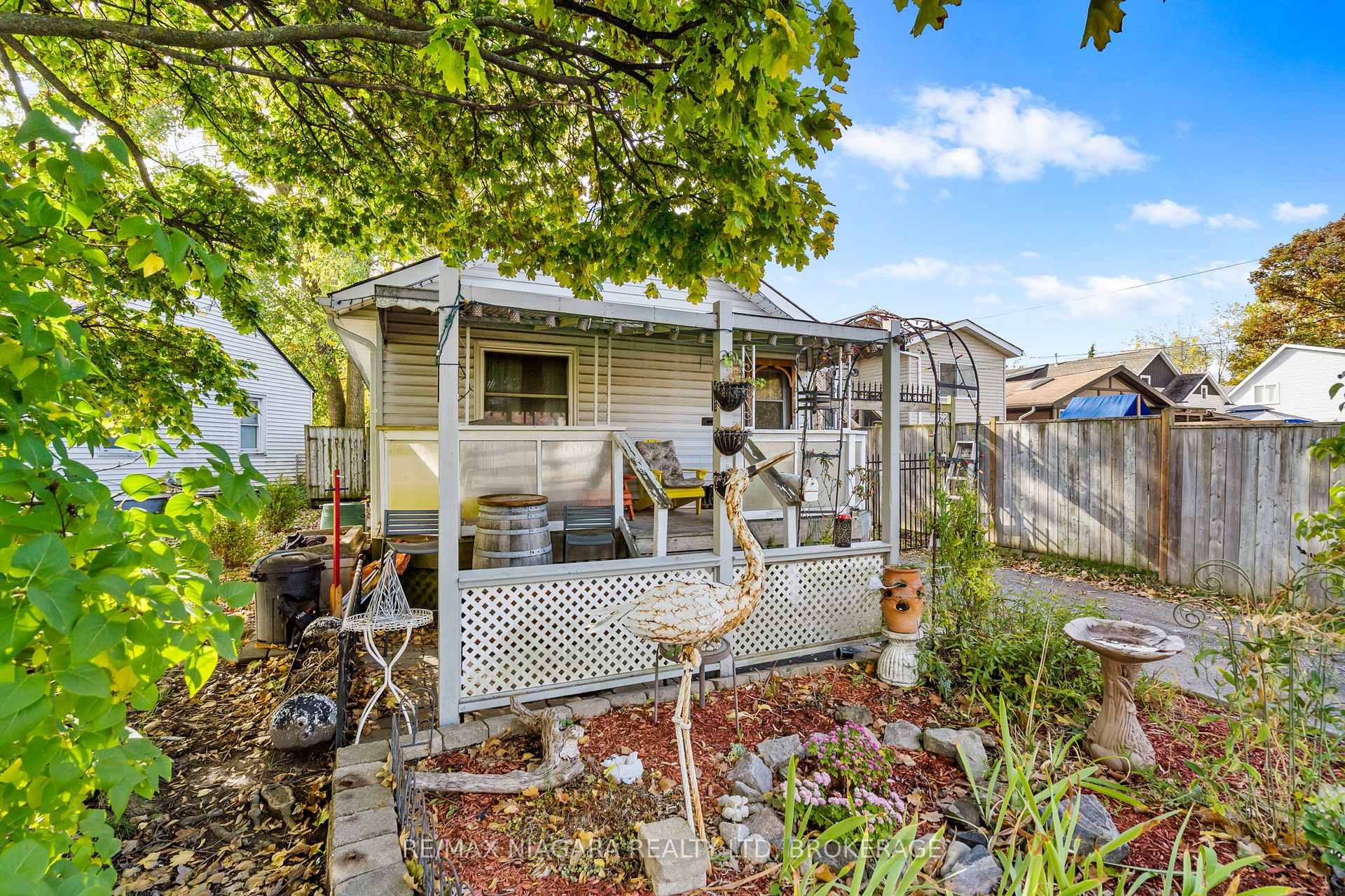 Photo 3 of 60 Rosedale Avenue, St. Catharines, Secord Woods — HOMEH