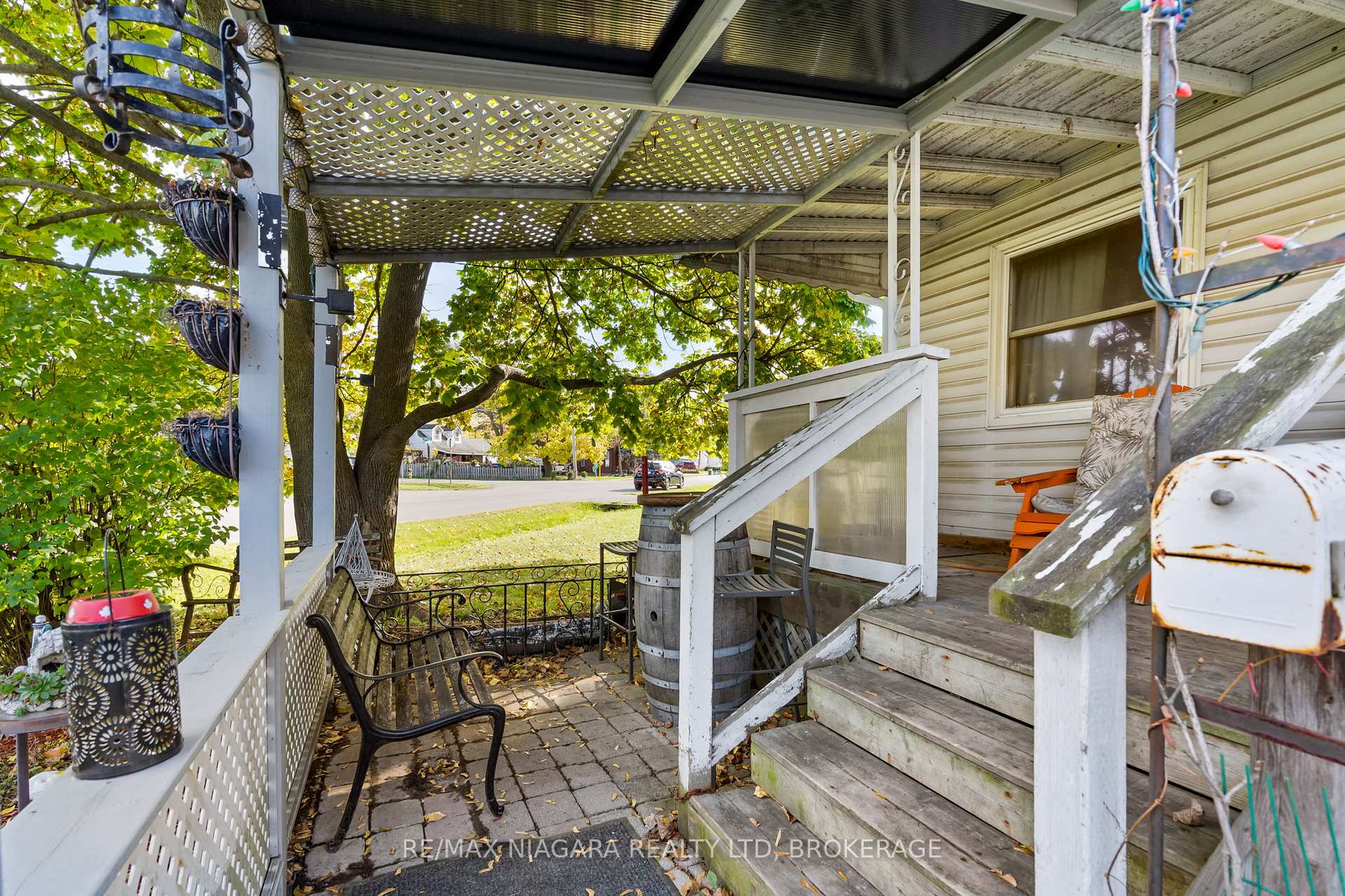 Photo 4 of 60 Rosedale Avenue, St. Catharines, Secord Woods — HOMEH