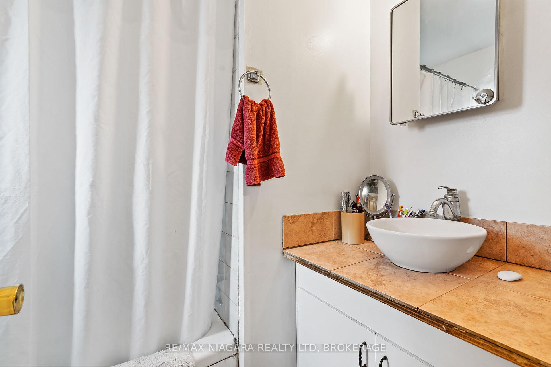 Photo 10 of 60 Rosedale Avenue, St. Catharines, Secord Woods — HOMEH