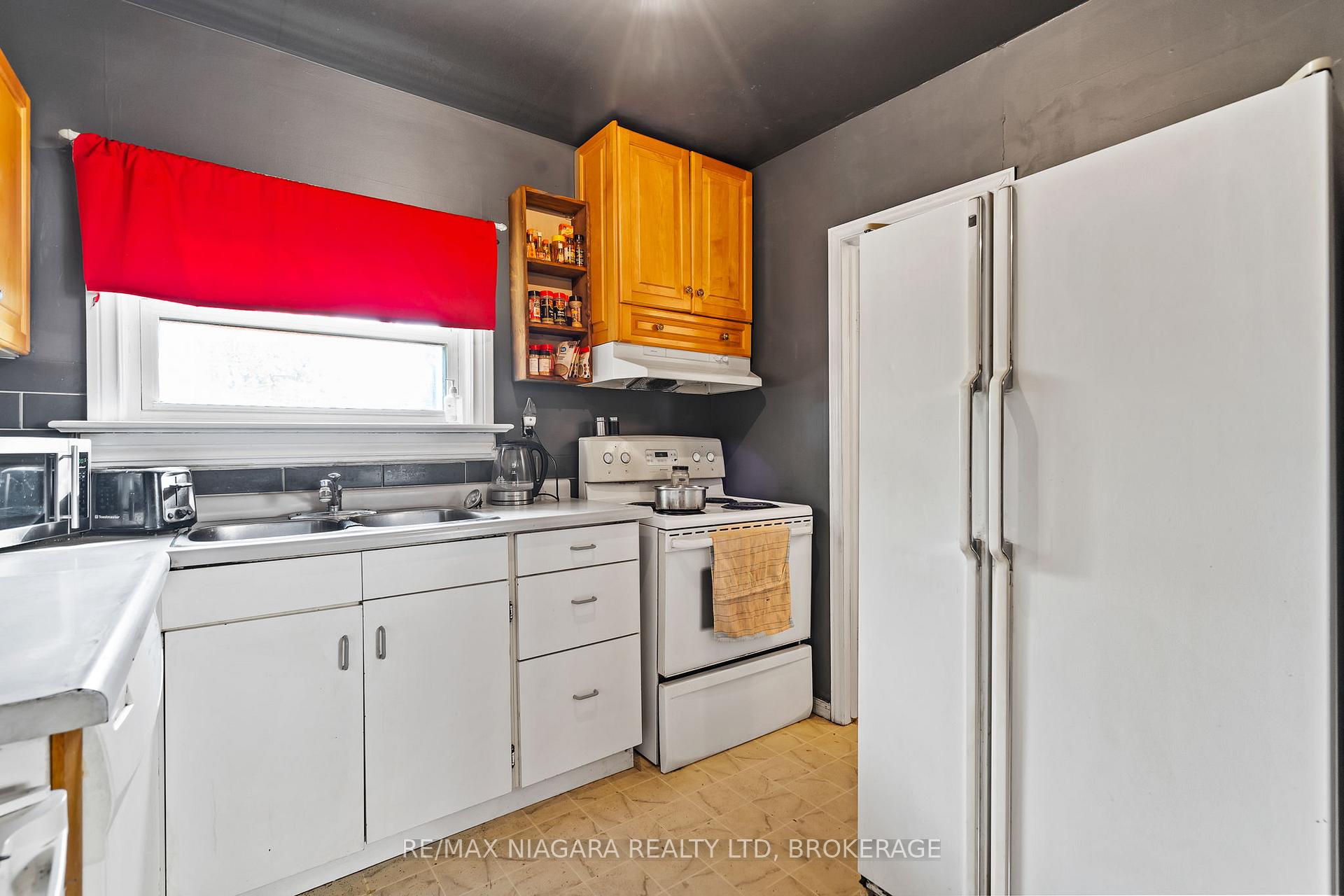 Photo 11 of 60 Rosedale Avenue, St. Catharines, Secord Woods — HOMEH