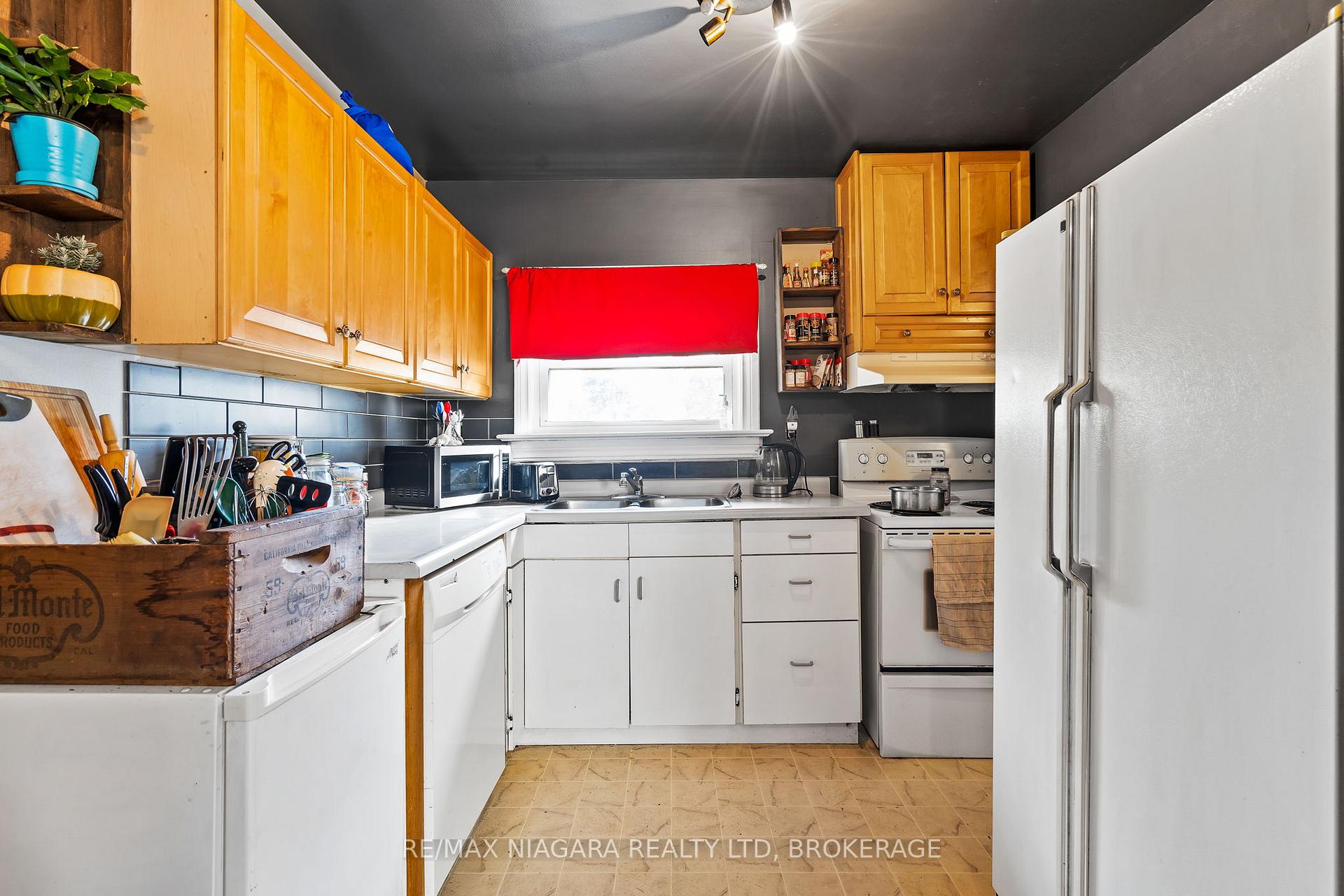 Photo 12 of 60 Rosedale Avenue, St. Catharines, Secord Woods — HOMEH
