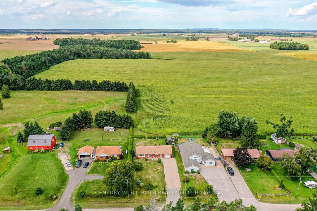 Photo 3 of 1452 County Rd 92, Springwater, Rural Springwater — HOMEH