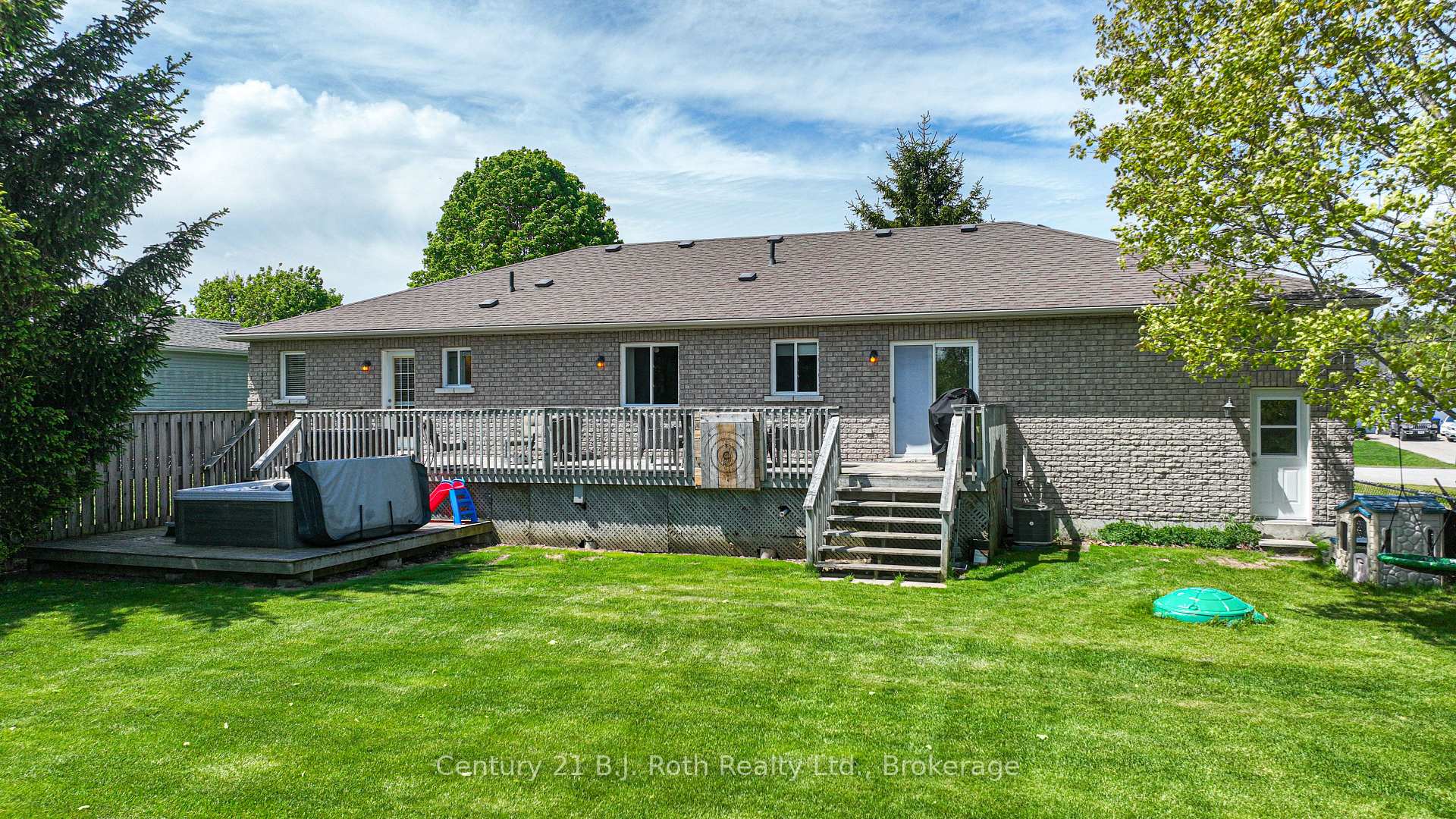 Photo 3 of 28 Marl Creek Drive, Springwater, Phelpston — HOMEH