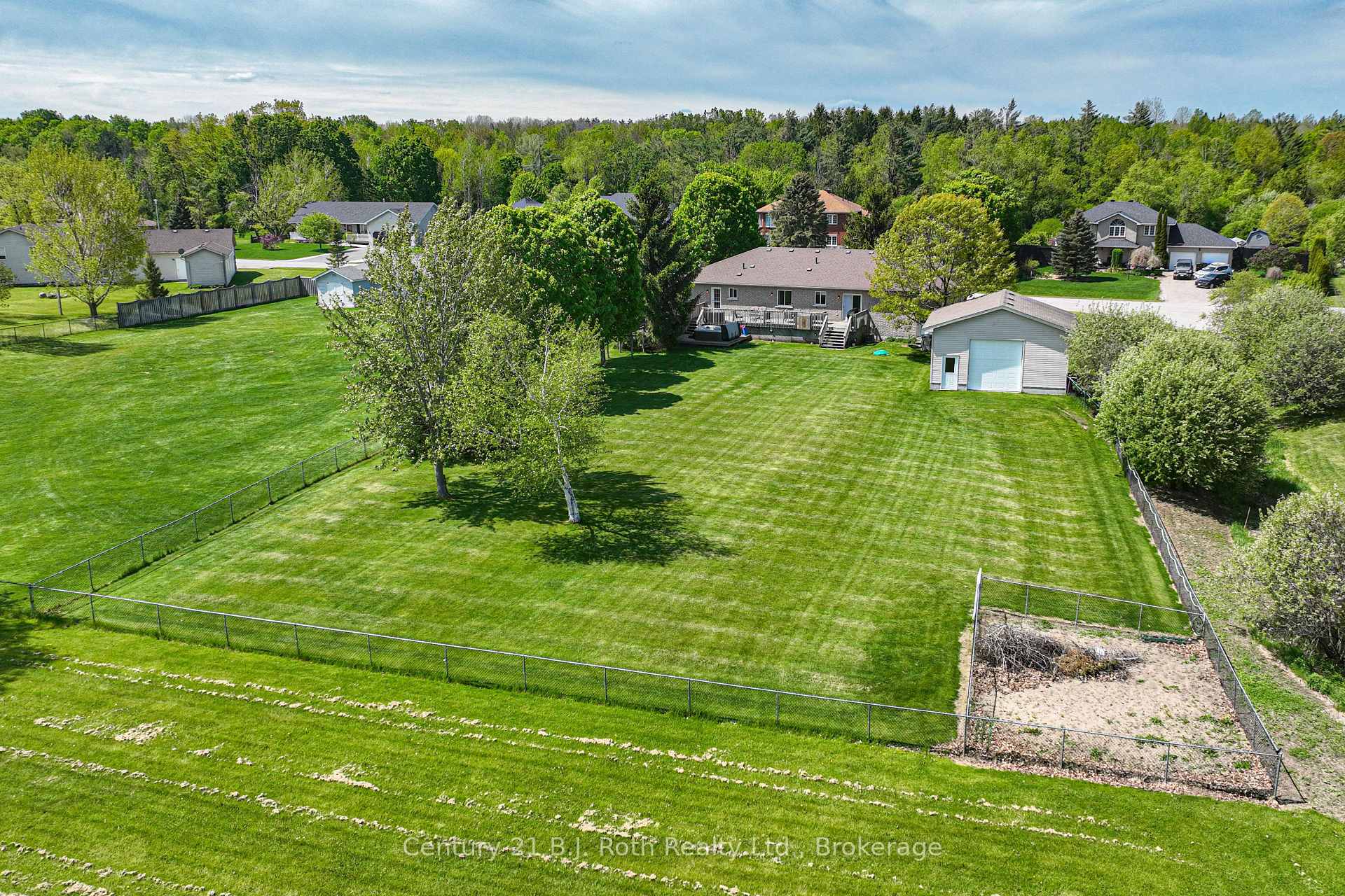 Photo 4 of 28 Marl Creek Drive, Springwater, Phelpston — HOMEH