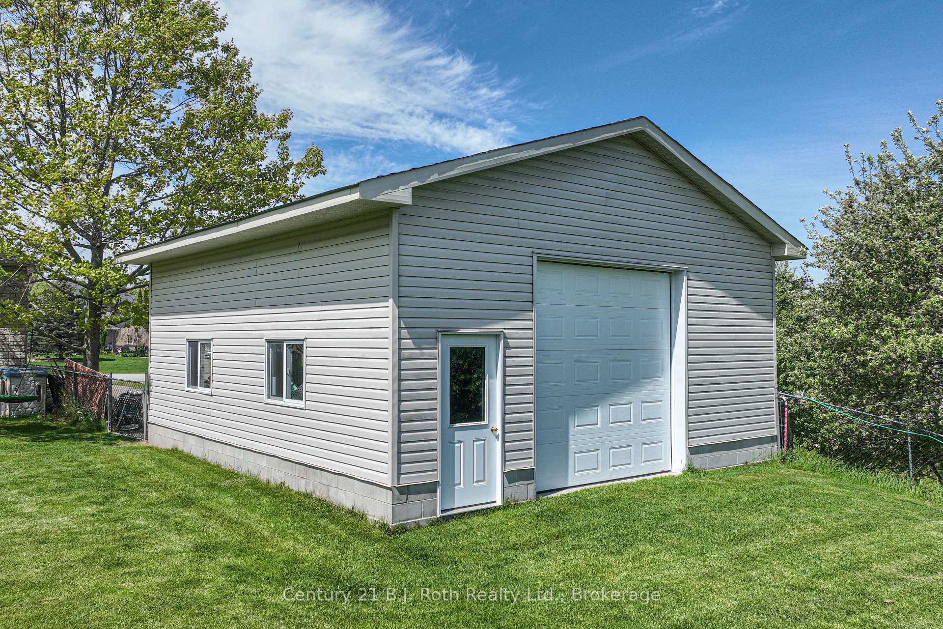 Photo 5 of 28 Marl Creek Drive, Springwater, Phelpston — HOMEH