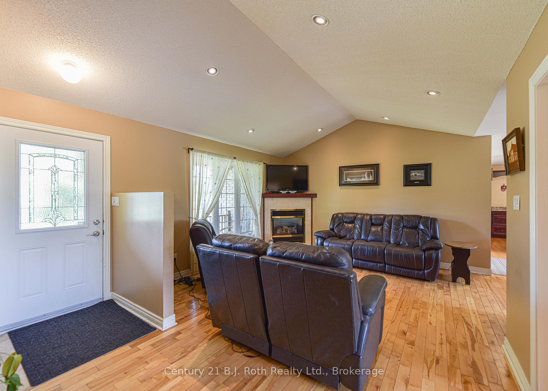 Photo 9 of 28 Marl Creek Drive, Springwater, Phelpston — HOMEH