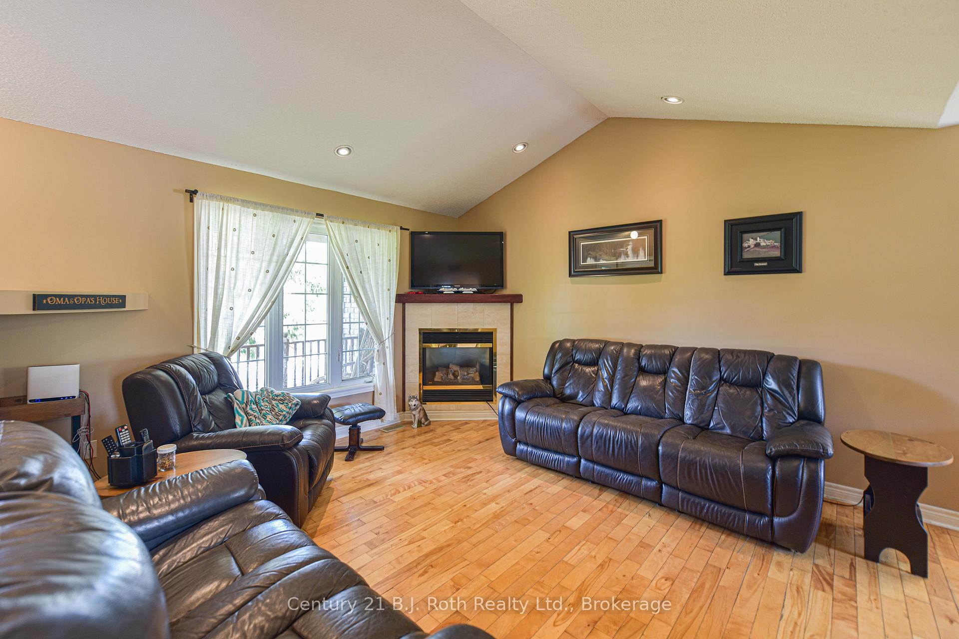 Photo 10 of 28 Marl Creek Drive, Springwater, Phelpston — HOMEH