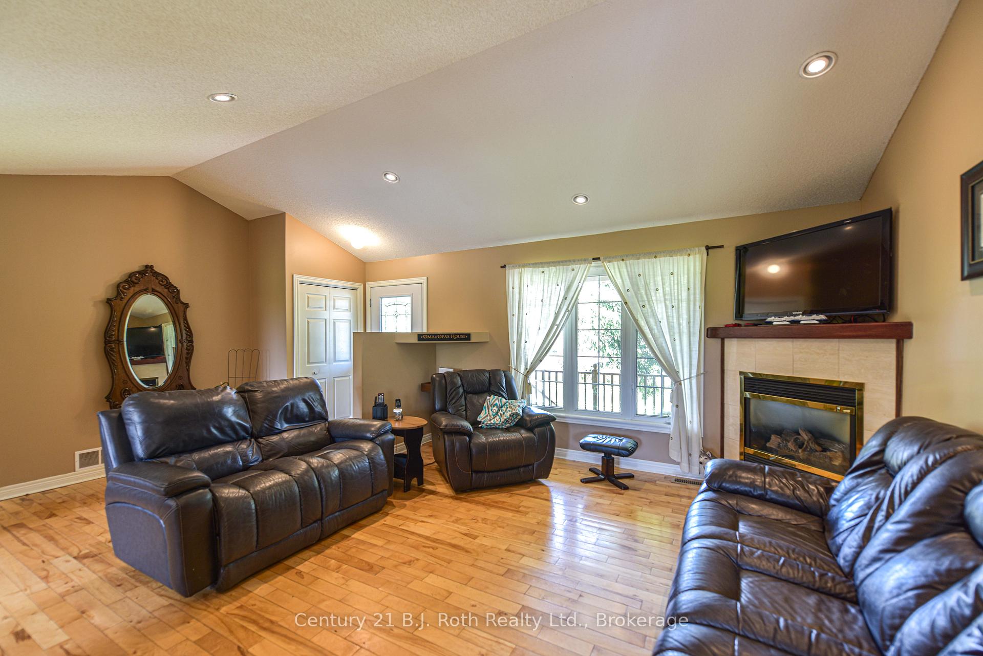Photo 11 of 28 Marl Creek Drive, Springwater, Phelpston — HOMEH