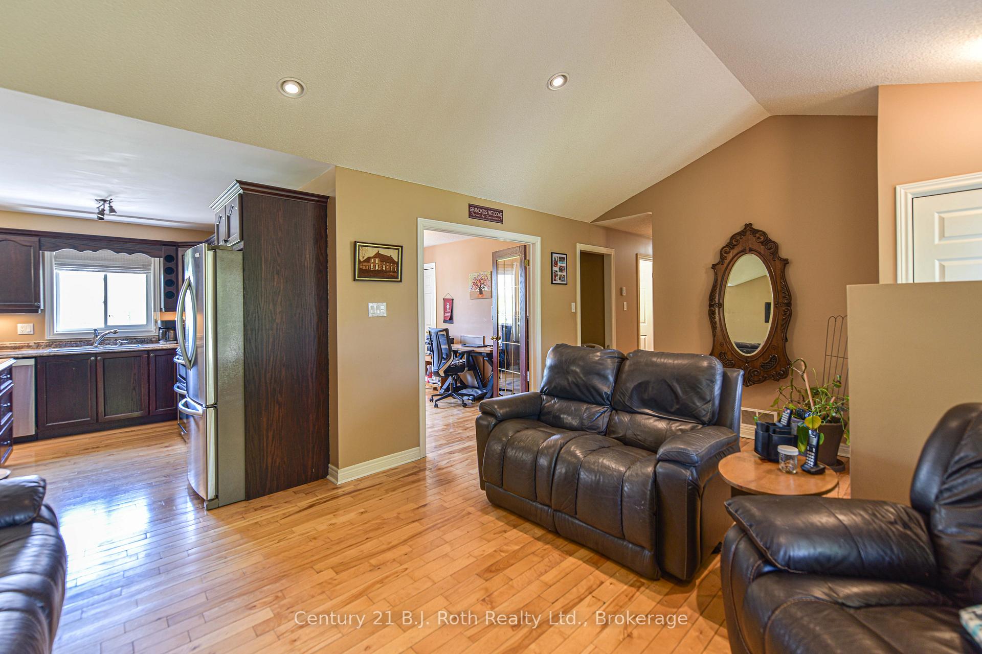 Photo 12 of 28 Marl Creek Drive, Springwater, Phelpston — HOMEH