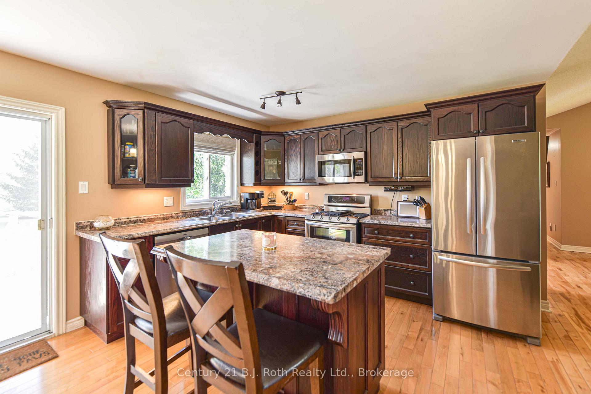 Photo 14 of 28 Marl Creek Drive, Springwater, Phelpston — HOMEH