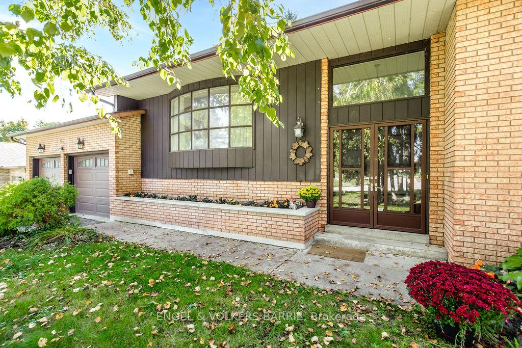 Photo 3 of 41 Willow Landing Road, Springwater, Midhurst — HOMEH