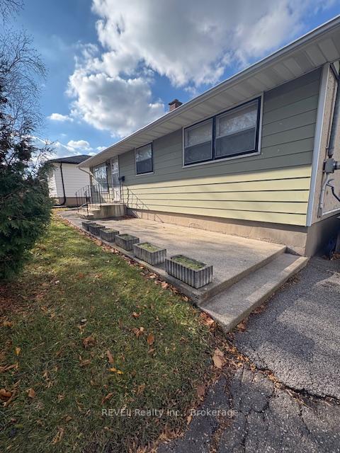 Photo 3 of 3 Westdale Drive, St. Catharines, Western Hill — HOMEH
