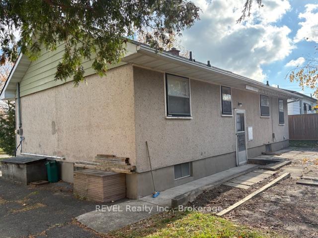 Photo 5 of 3 Westdale Drive, St. Catharines, Western Hill — HOMEH